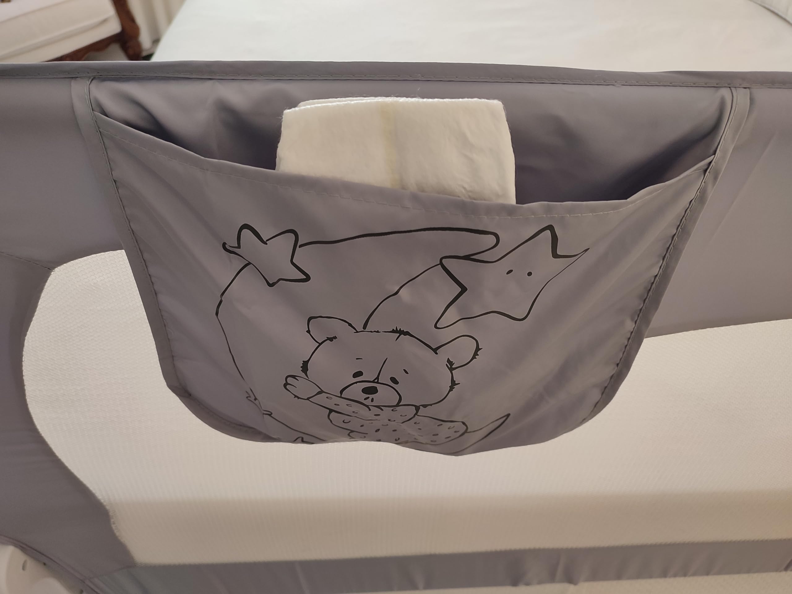 Barrera Seguridad Niños Cama 180 x 66 cm con Bolsillo - Seguridad y Comodidad, Alta y Robusta - Barrera Cama Niños Abatible - Barandilla Cama Niño Modelo Osito y Luna Gris