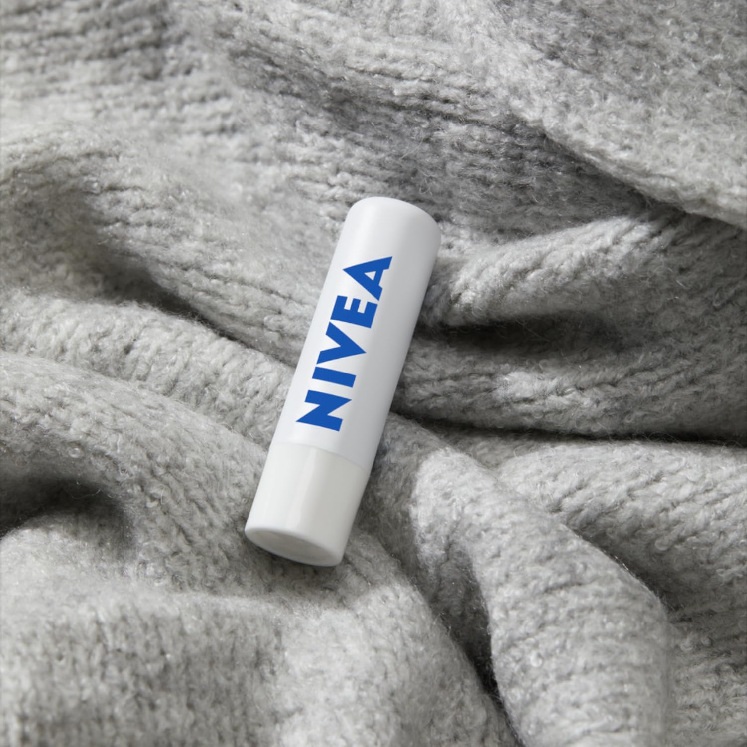 NIVEA Med Repair Nawilżająca pomadka do ust z masłem shea, pielegnującymi olejkami i witaminami SPF 15; 4,8 g