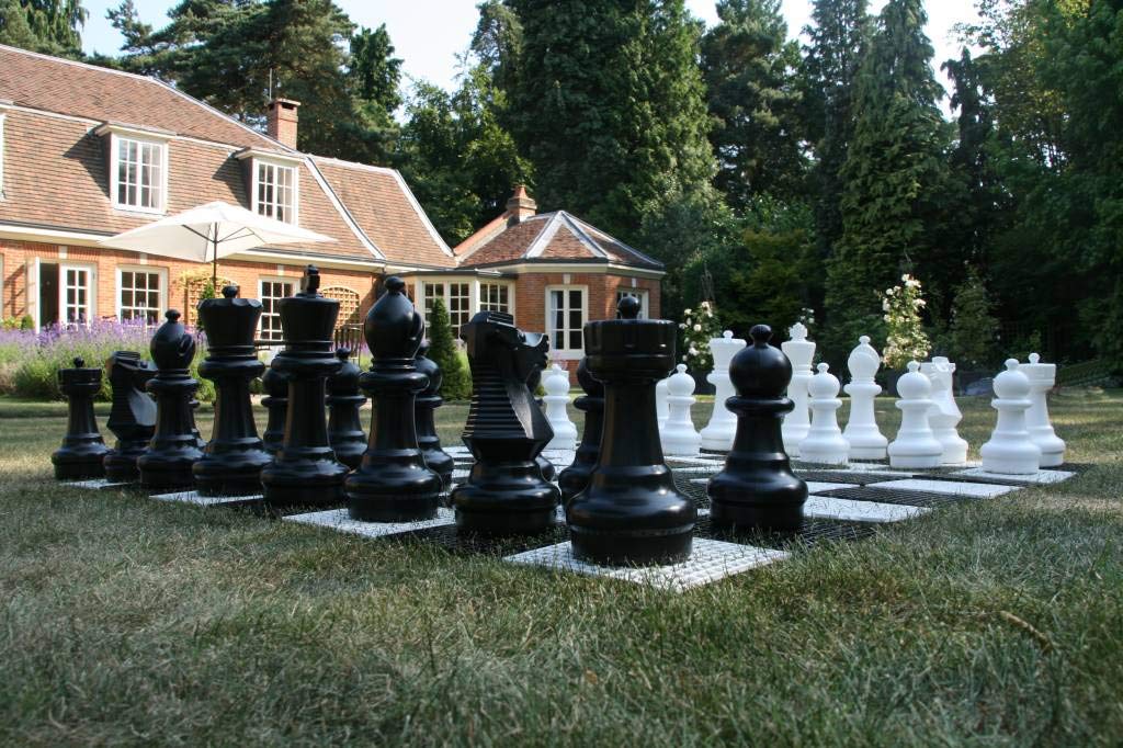 Ubergames Gartenschach XXL – 32 Schachfiguren bis 30 cm, UV-beständiges PVC, wasserdicht – Wahlweise mit Kunststoff-Schachbrett (140×140 cm) oder Nylon-Schachmatte (138×138 cm)
