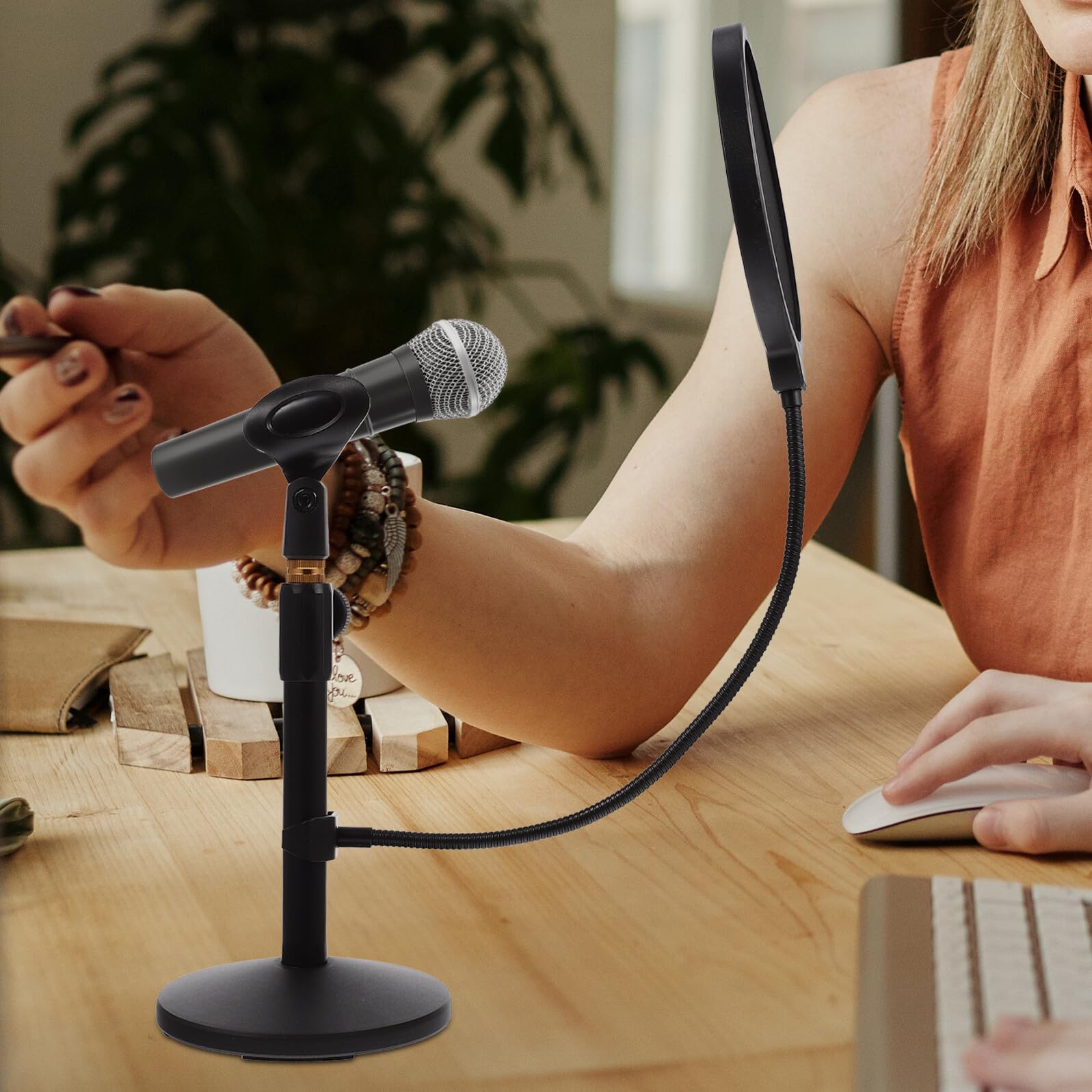 Soporte Negra Profesional de Escritorio de Micrófono con Base Redonda | 1 Juego, Metal y Plástico, para Broadcasting y Podcasting, Sujeción Firme y Colocación Estable