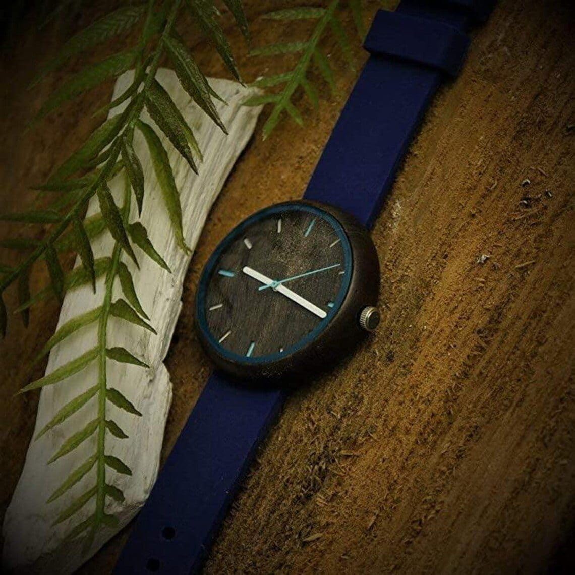 Holzwerk Germany Orologio da polso realizzato a mano, da donna, ecologico, naturale, vegano, in legno, analogico, classico, al quarzo, con cinturino in caucciù e cassa in legno, colore: blu e marrone