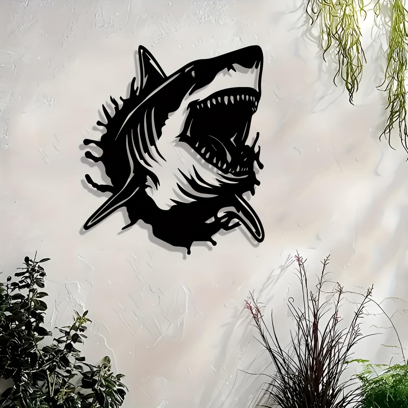 Decoración de pared abstracta contemporánea de metal con diseño de tiburón: mural náutico de hierro negro para interiores/exteriores, hogar y oficina, con detalles de aletas y dientes, ideal para
