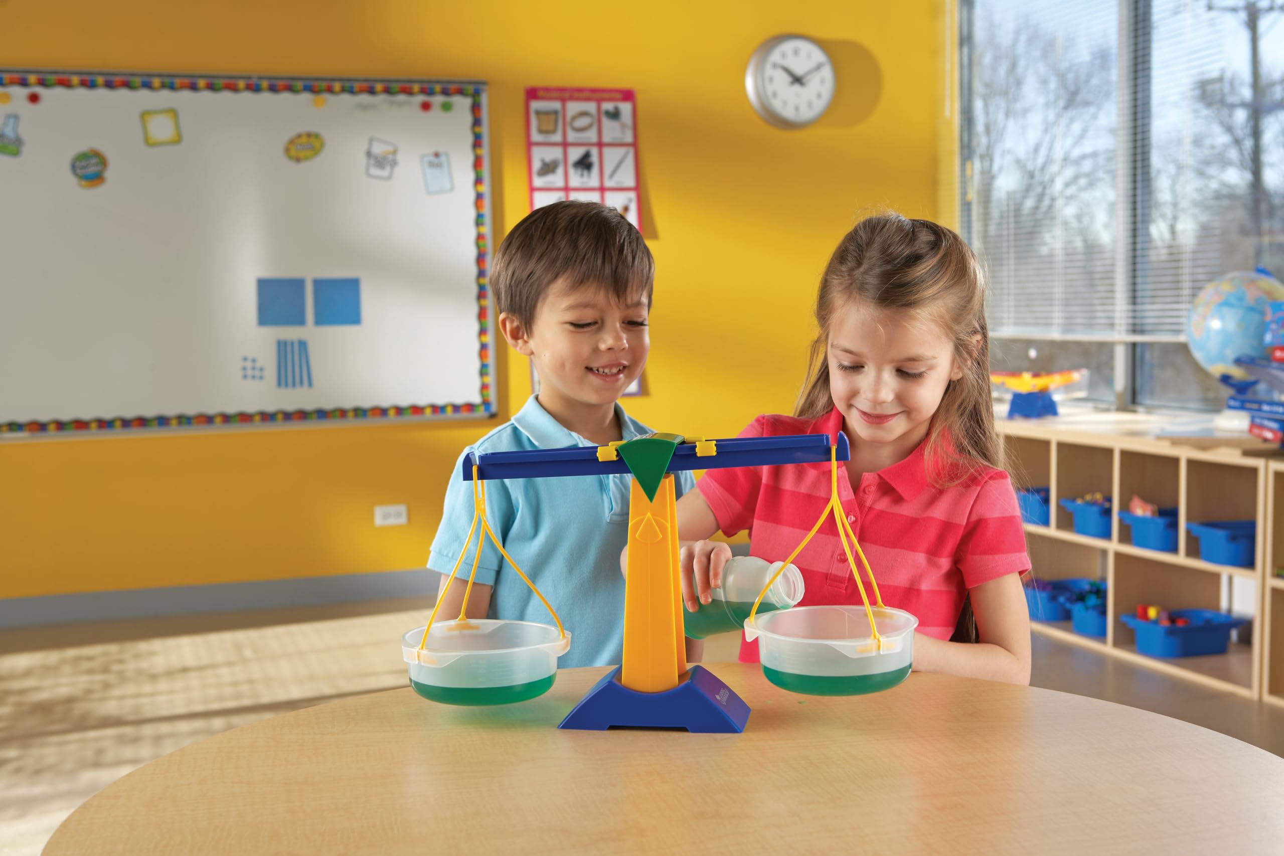 Learning Resources Balance à Plateaux Junior, Balance Éducative Enfants 5+, Jeu d’Apprentissage du Poids et de l’Équilibre, Comparaison Solides et Liquides