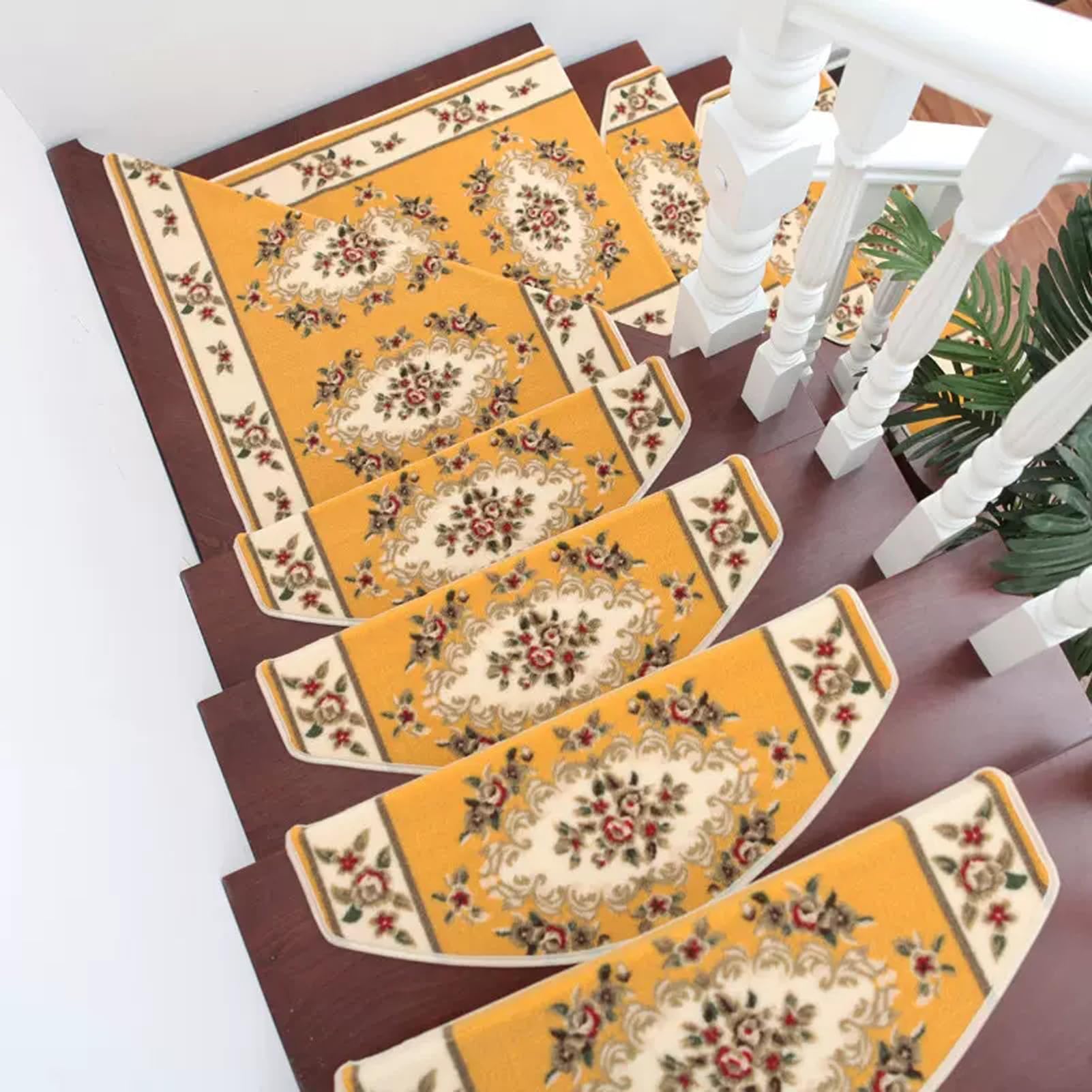 Tapis d'escalier haut de gamme avec rebord de protection pour sublimer vos marches intérieures