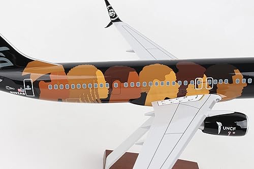 Miniatura 8 de Skymarks Daron Alaska 737-900ER Compromiso 1/100 con madera y engranaje SKR8287