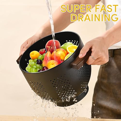 Miniatura 6 de Colador de metal con mango de madera y base autodrenante  Colador grande de pasta de 5.8 cuartos de galón para cocina  Cesta de acero con