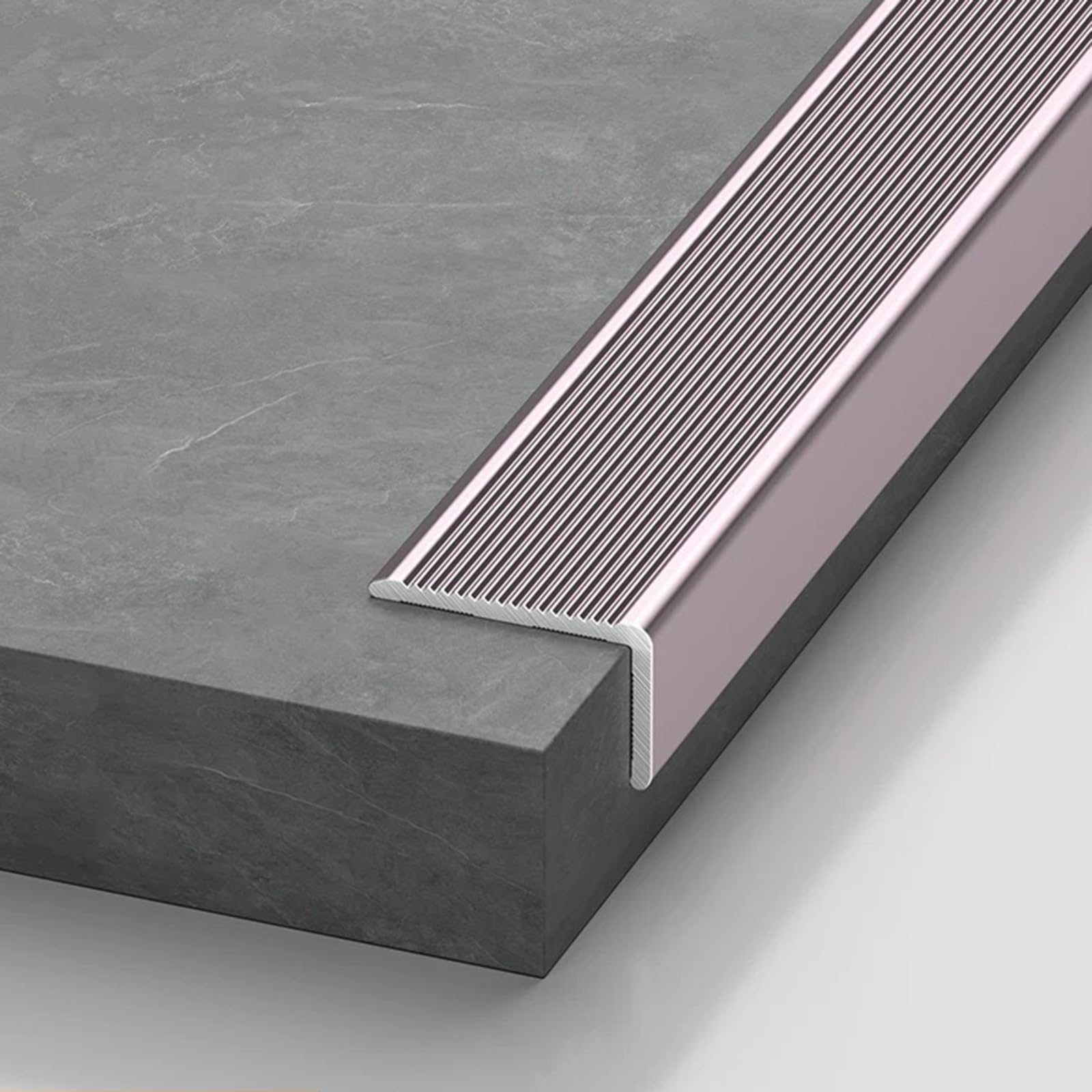 Borde de escalera aluminio con protección antideslizante estriada para pisadas firmes