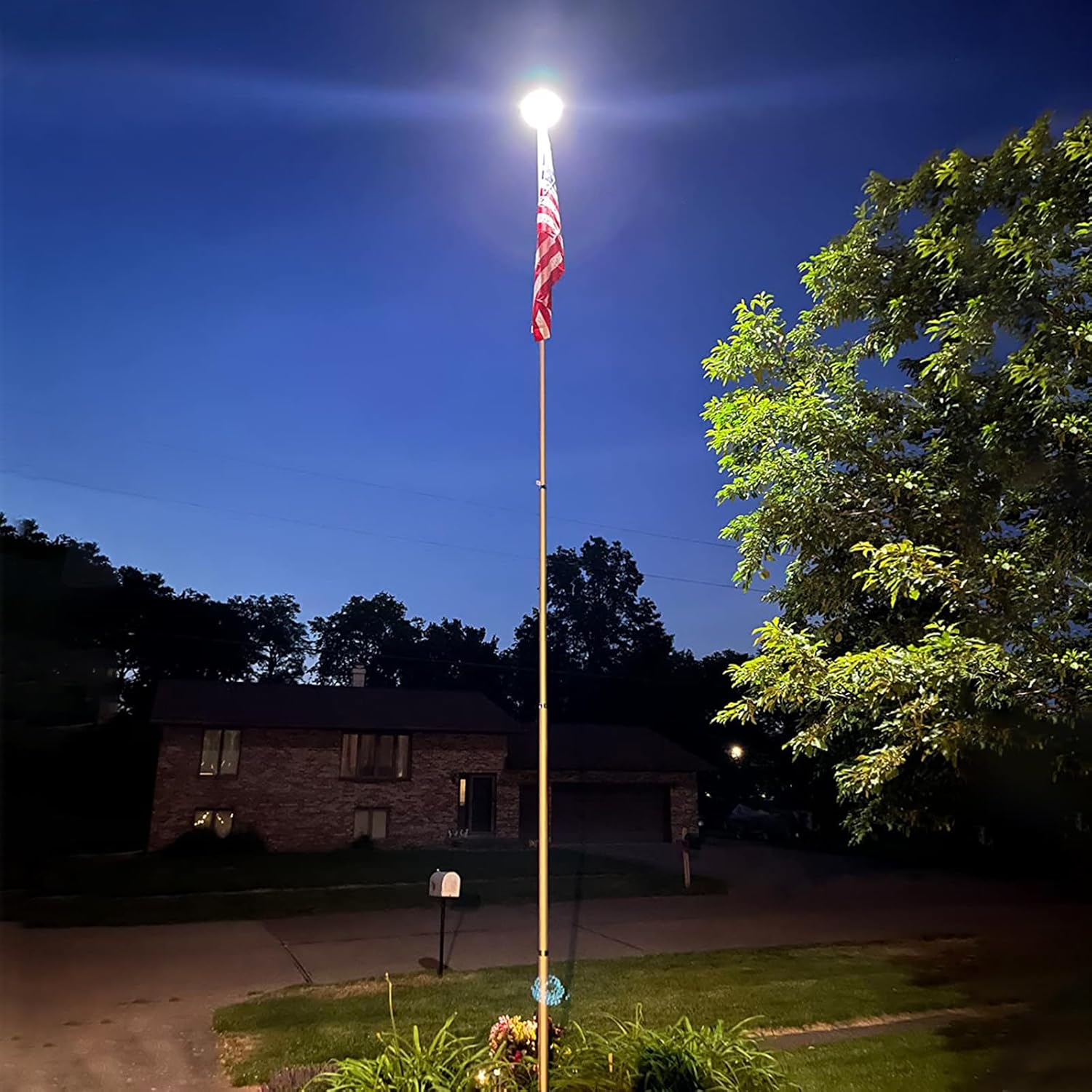 Flag Pole Light Solar Powered, 5200mAh Top Mount Flagpole Lights, 2400lm Auto On/Off, Dusk to Dawn for Most Outdoor 15 to 25 Ft In-Ground Flagpole