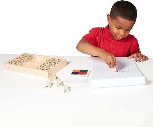 Miniatura 8 de Melissa & Doug - Juego de sellos de madera del alfabeto (56 sellos con estuche inferior y letras mayúsculas), Empaque estándar