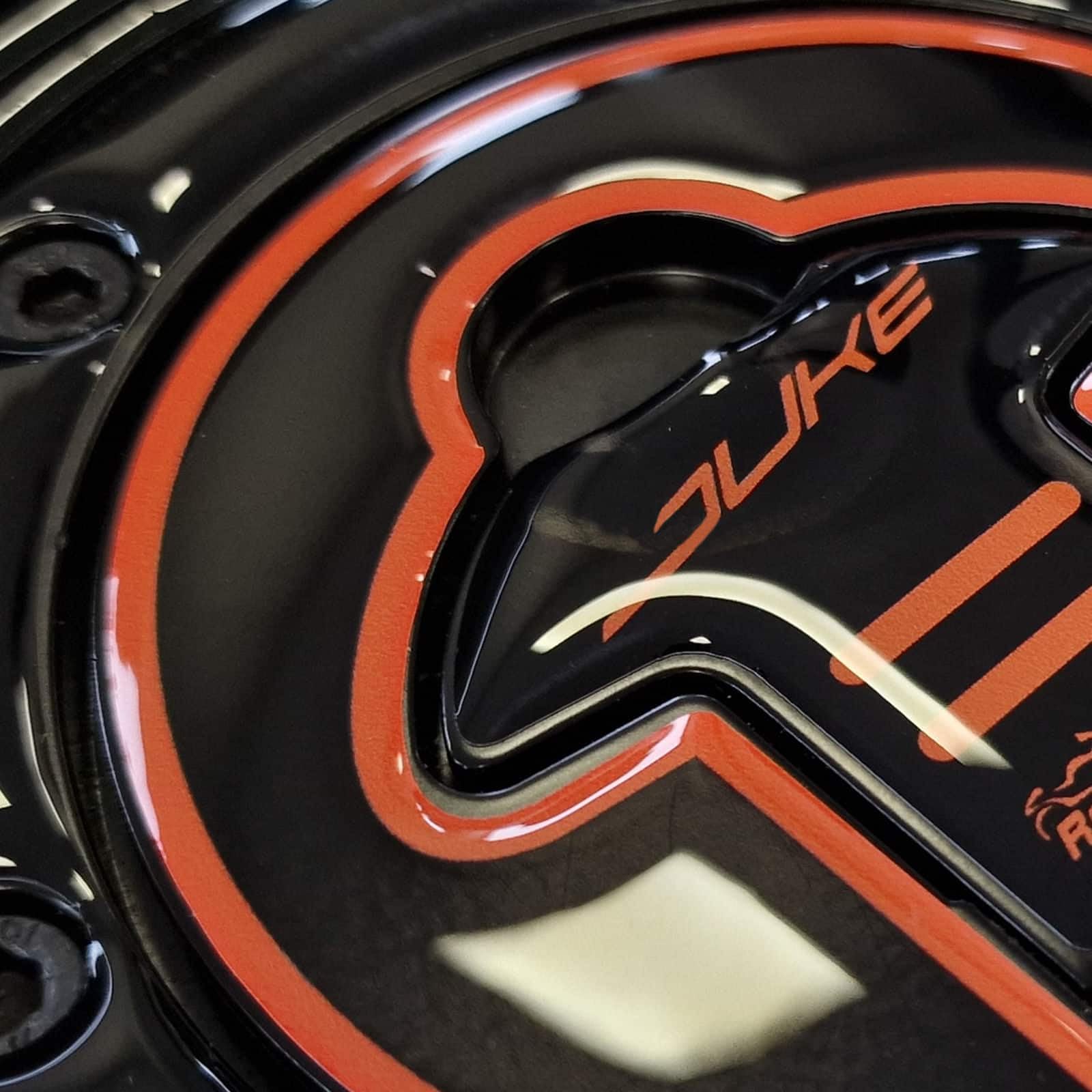 Resin Bike Naklejki Moto kompatybilne z KTM Duke 125 200/250/390 2021-2023. Chronią korka zbiornika przed uderzeniami i zadrapaniami. Naklejki żywiczne z efektem 3D - wyprodukowane we Włoszech