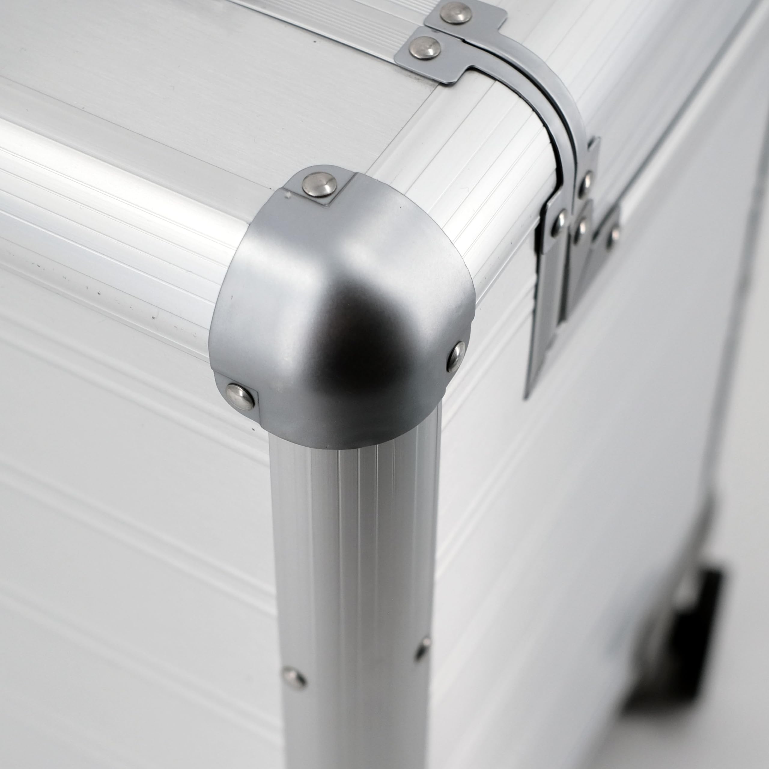 Alumaxx Pilotenkoffer Pandora aus Aluminium, Circa 36 x 47 x 25 cm, Vier 360 Rollen, 47 cm, 36 L, Silber Matt