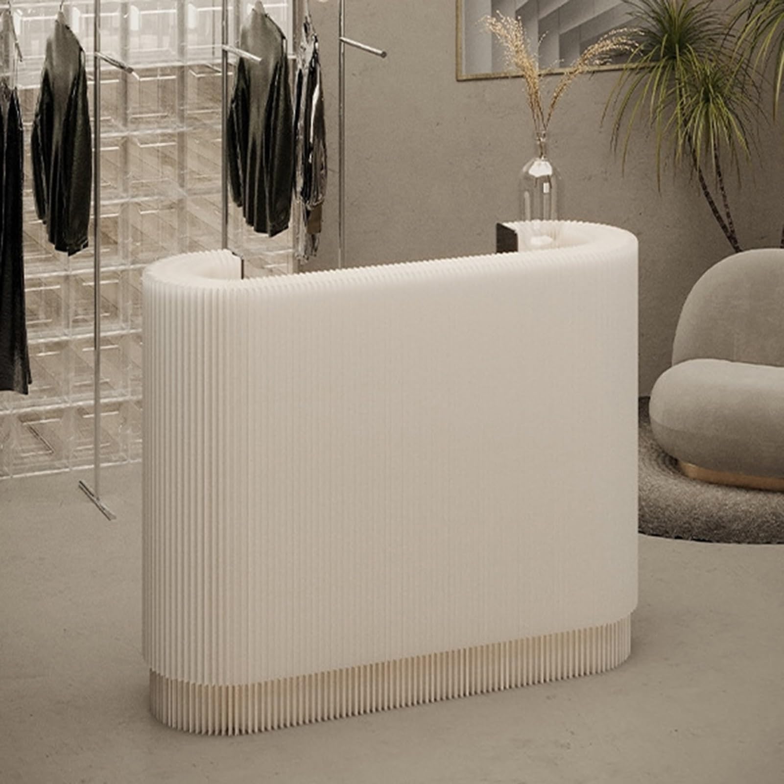 Comptoir de caisse compact blanc idéal pour optimiser les salons d'artisanat