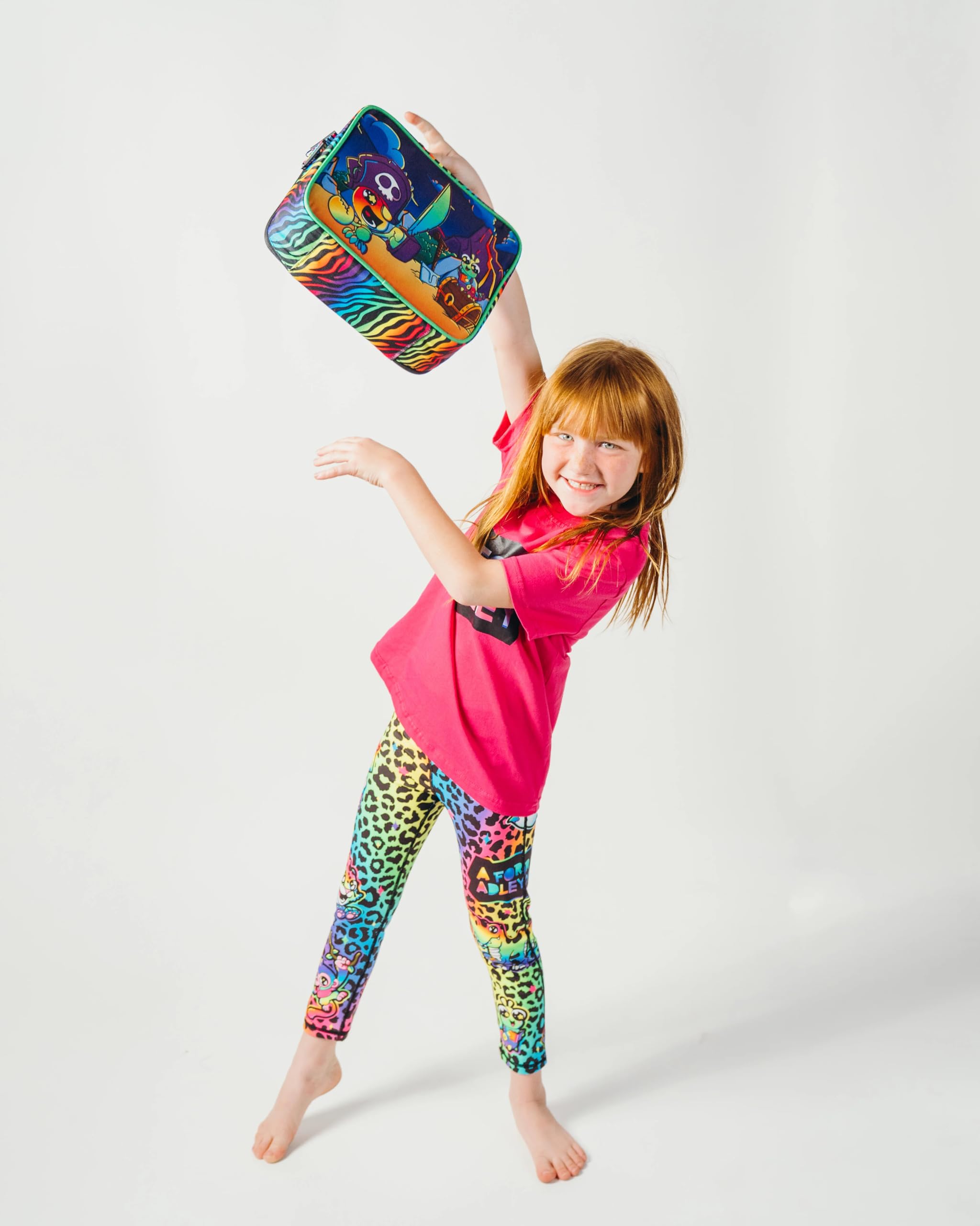 A FOR ADLEYネオンレインボーランチボックス。ゼブラレインボープリントランチボックス(ネオンレインボー)にAdley'sネオンレインボーフレンズがフィーチャーされています。