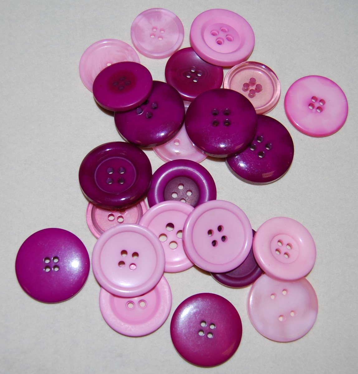 Celloexpress Mixed Pack Of 100G - Large Pink & Plum Mix - Large Sizes And Colours Of Various Large Pink & Plum Buttons For Sewing And Crafting