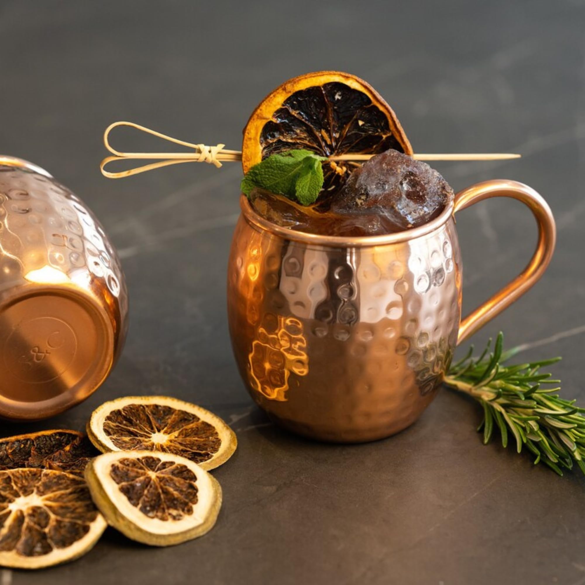 Specter & Cup Lion - Premium Moscow Mule Kupferbecher-Set 500ml, 4er-Set + Zubehör, Verpackt in Edlen Schwarzen Premiumbox, 100% Handgefertigte Becher