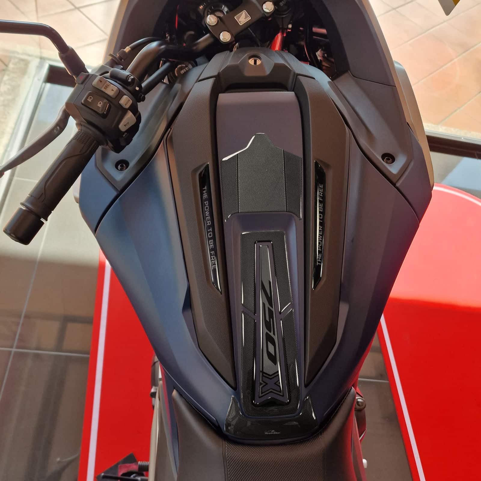 Resin Bike Adhesivos de Moto Compatibles con Honda NC750X 2021-2026. Protection de Tanque de Choques y Arañazos de Moto. Pegatinas 3D Resinadas Made in Italy