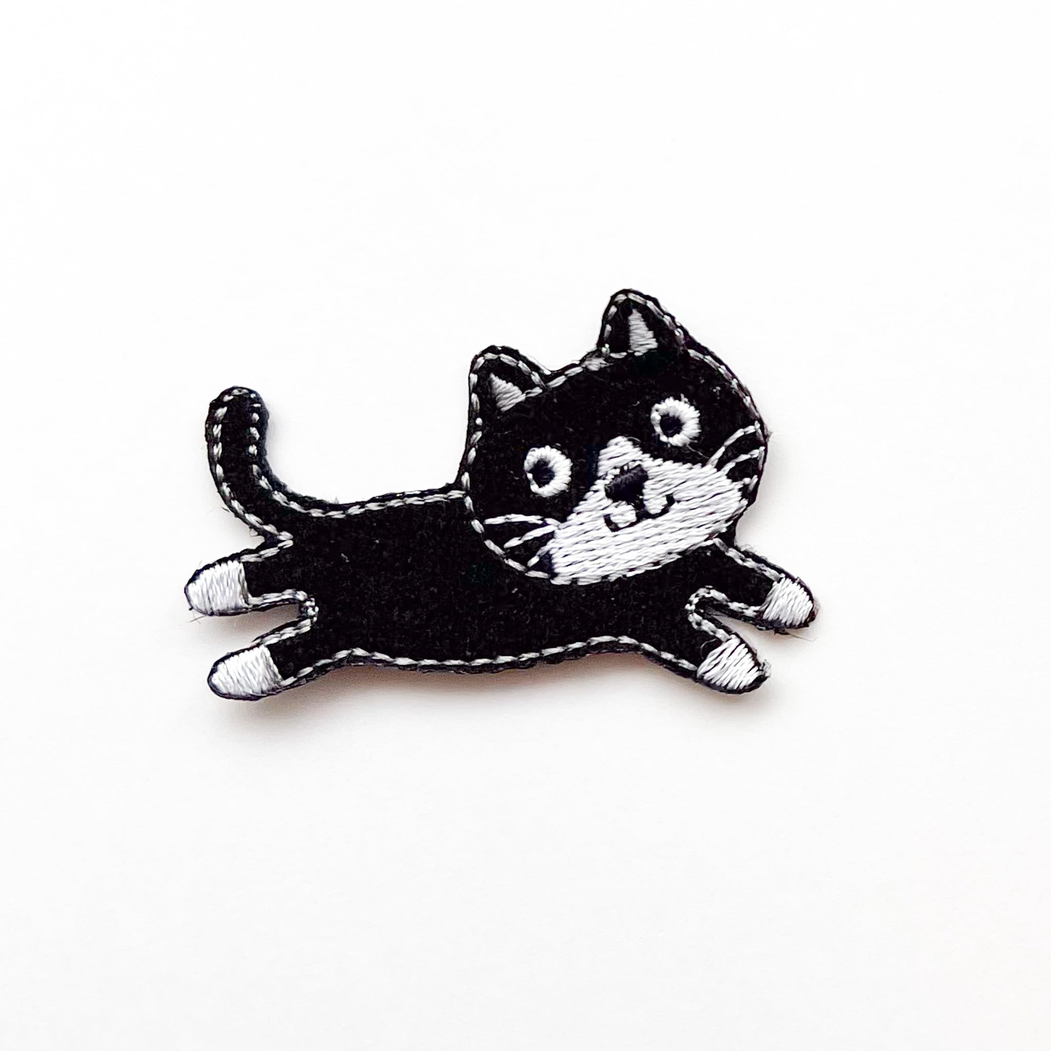 Amazon.co.jp: アイロンワッペン【ハチワレ猫 白黒 Cat】台湾 刺繍  