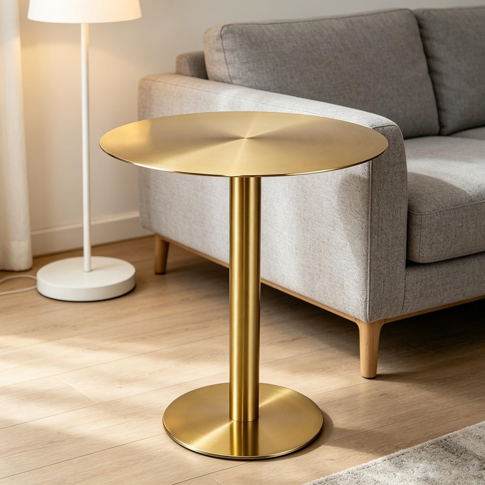 Table de bistrot haute en inox pour créer un espace mange-debout dans un pub