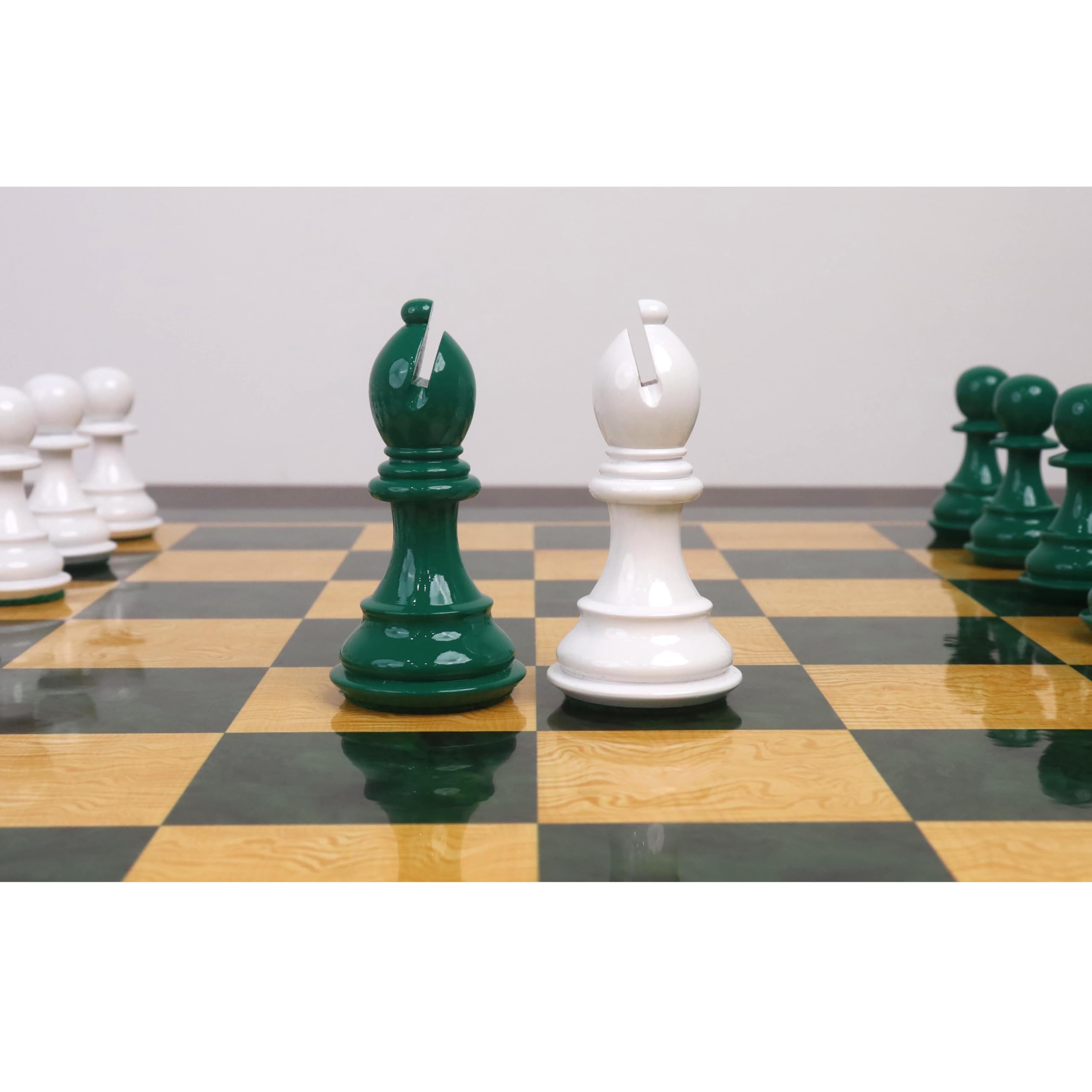 Royal Chess Mall - Set di scacchi in legno verniciato verde e bianco con pesi Pro Staunton da 4,1 pollici - Solo pezzi degli scacchi