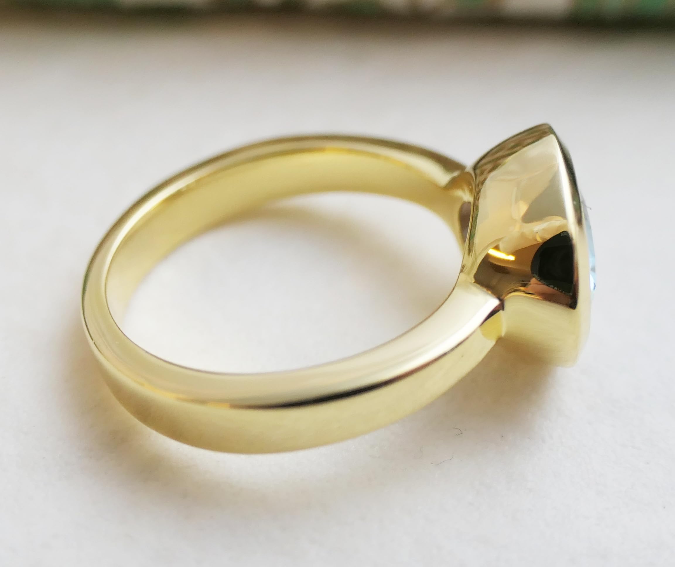 Anillo ovalado de plata de ley con baño de oro y topacio azul
