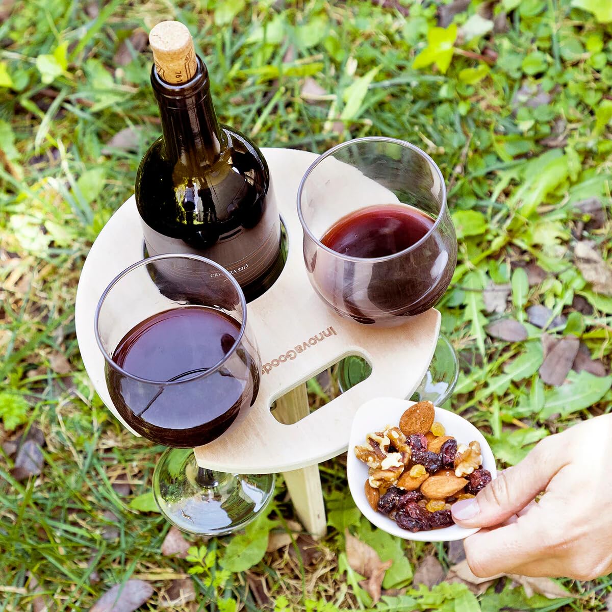 InnovaGoods® Propose la Table Pliante et Portable Winnek pour vin en extérieur, pour Profiter d'une soirée vin n'importe où, avec Un Design Pliable et Portable, Les barbecues et Les fêtes.