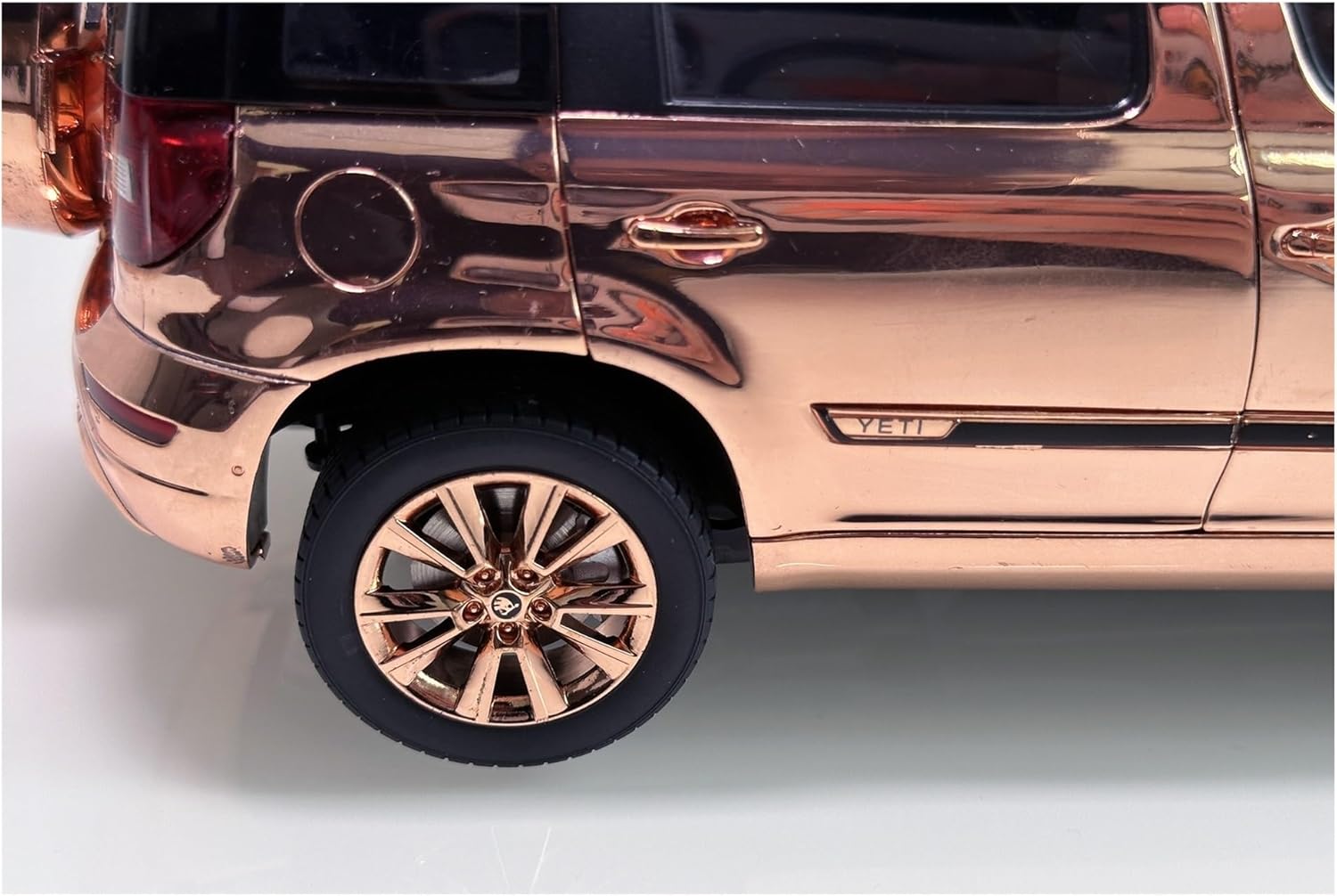 Metal Vehicles Toys 1:18 Skoda Wild Emperor SUV Alloy Die-cast Car Toys Computer Desktop Ornaments Display Gift