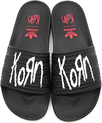 【Korn × adidas Adilette】コーン アディレッタ サンダル Amazon.co.jp: ADIDAS ADILETTE KORN CBLACK/FTWWHT/BETSCA
