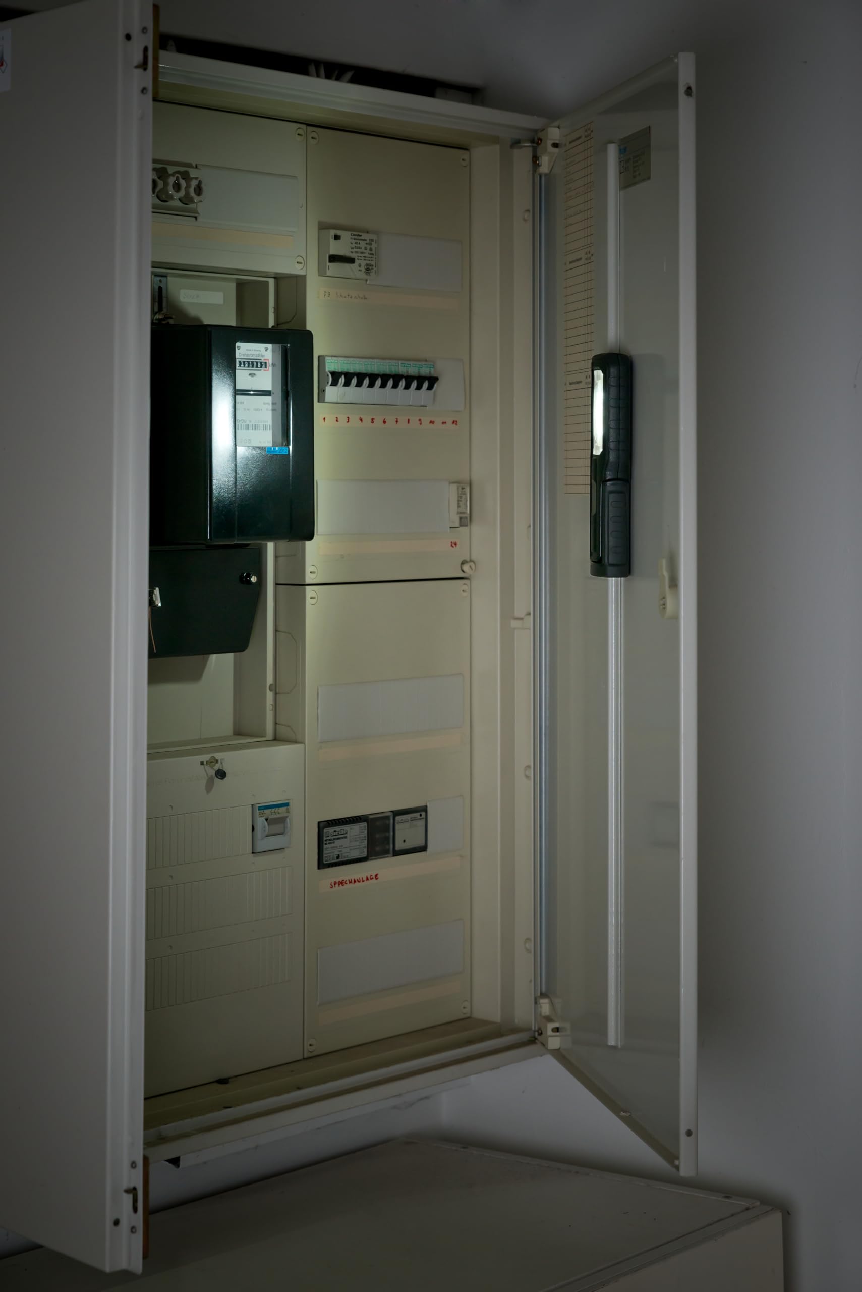 Brennenstuhl Linterna LED recargable HL 701 A/Linterna LED de trabajo para exteriores IP54 (700+100lm, incluye cable de carga USB C, hasta 10h de duración de luz, Lámpara con imanes y gancho)