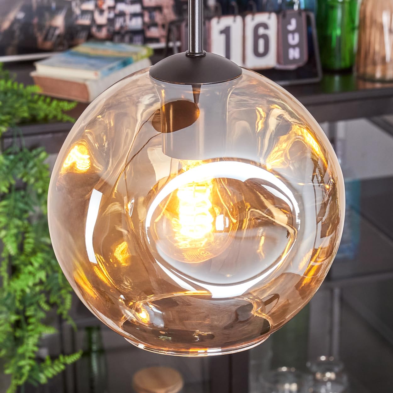 HOFSTEIN Hängeleuchte Ripoll, 3-flammige Hängelampe aus Metall/Glas in Schwarz/Bernsteinfarben, moderne Pendelleuchte im Retro/Vintage-Design, Schirme Ø 20 cm, E27, Esszimmer, Küche, Wohnzimmer