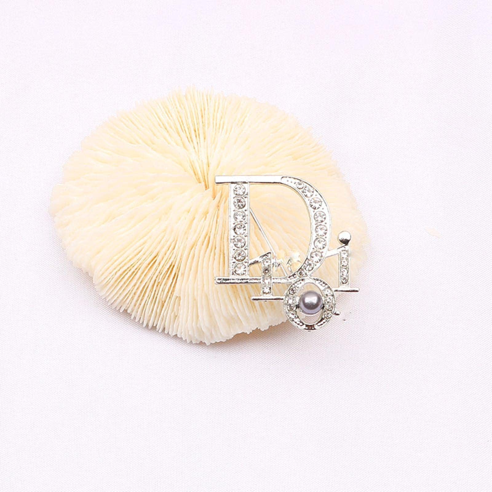 Hcma 2 Colors Delicate 18K Gold Plated Geometric Bling Rhinestone Letter Brooches With Pearl