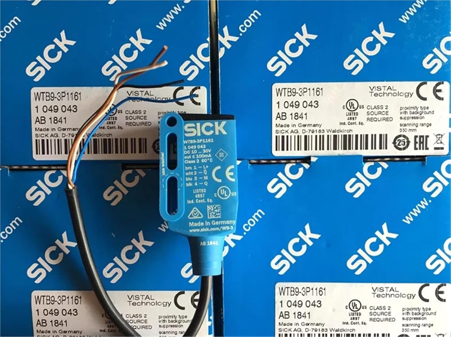 1PCS Switch NPN/PNP WTB9-3N1161 WTB9-3P1161(WTB9-3P1161 PNP)
