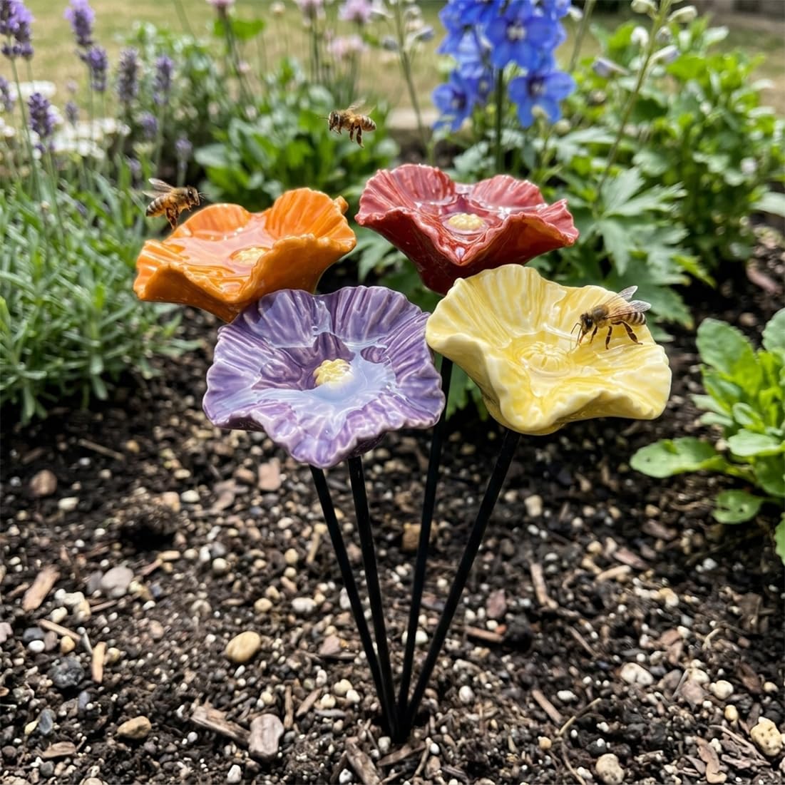 Handgefertigte Bienenblüten Keramik,4er/8er Set Bienentränke für den Garten,Wetterfeste Keramikblumen Gartenstecker für Bienen & Insekten,Farbige Wasserschale für Balkon & Beet,4pcs