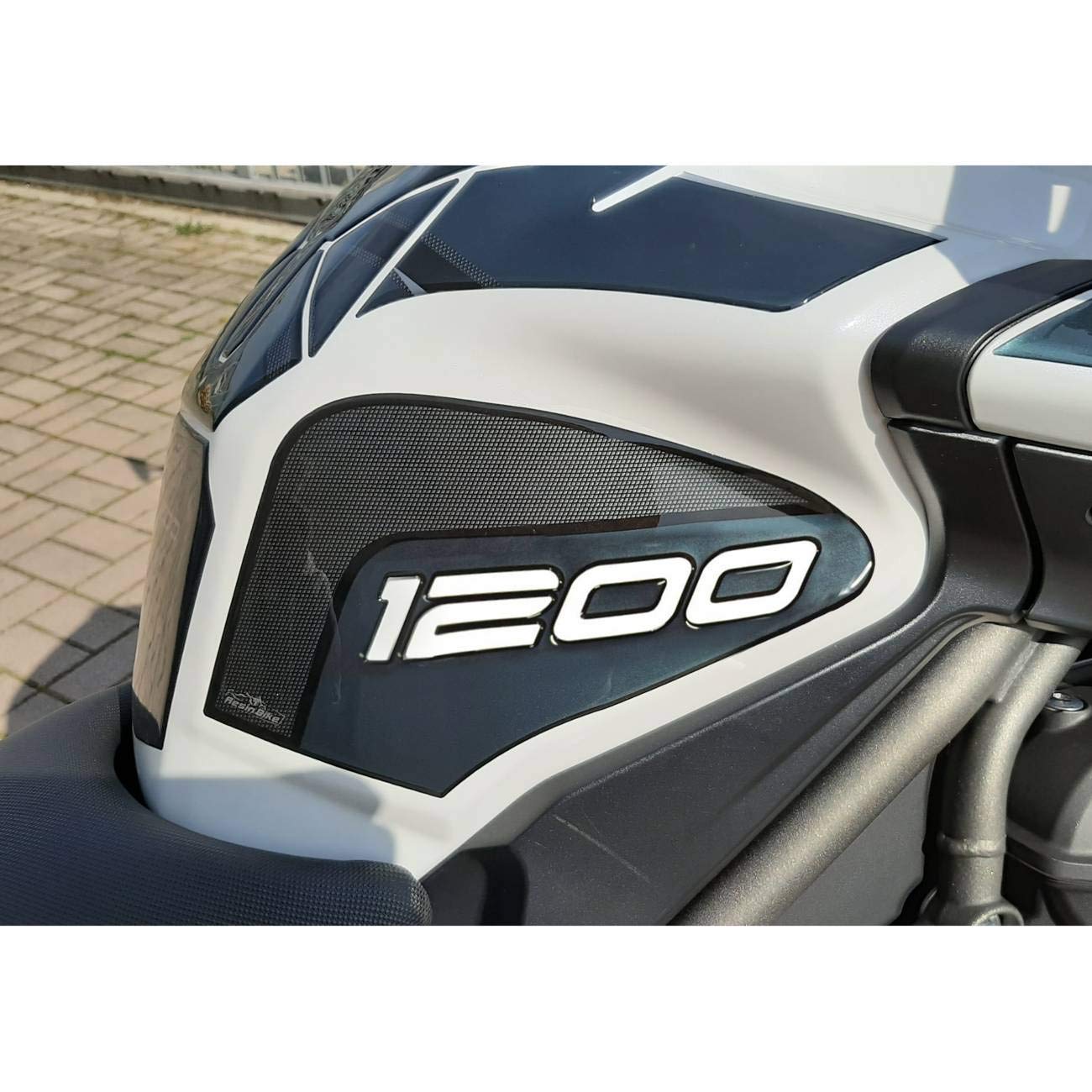 Resin Bike Adesivi Moto Compatibile con Triumph Tiger 1200 GT Pro 2022-2025. Protezione Tappo Serbatoio da Urti e Graffi. Adesivi Resinati con Effetto 3D Made in Italy
