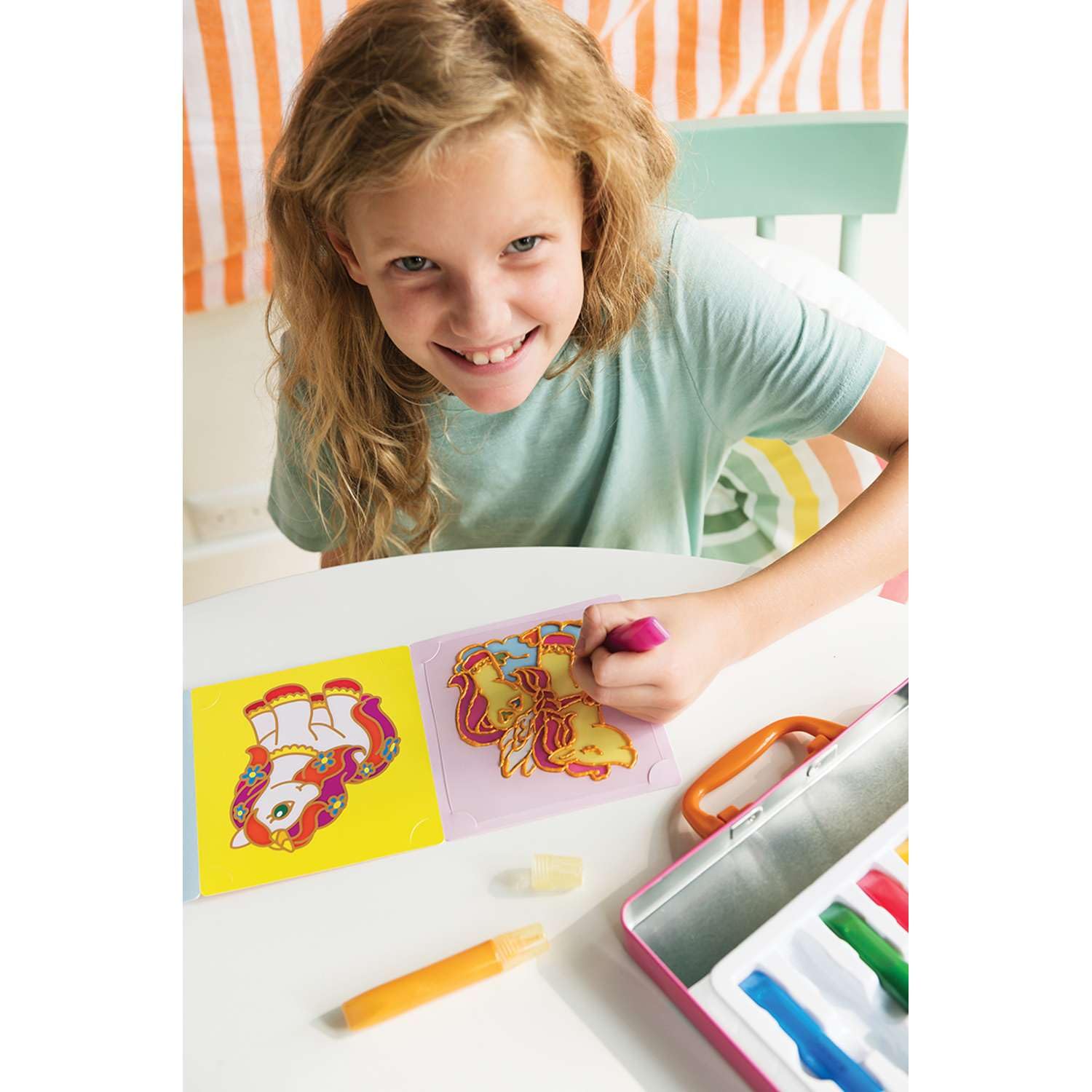 4M Set per Creare Adesivi per Vetri a Tema Unicorno, Kit Creativo per Bambini, Dipingi e Decora le Finestre con Magici Unicorni