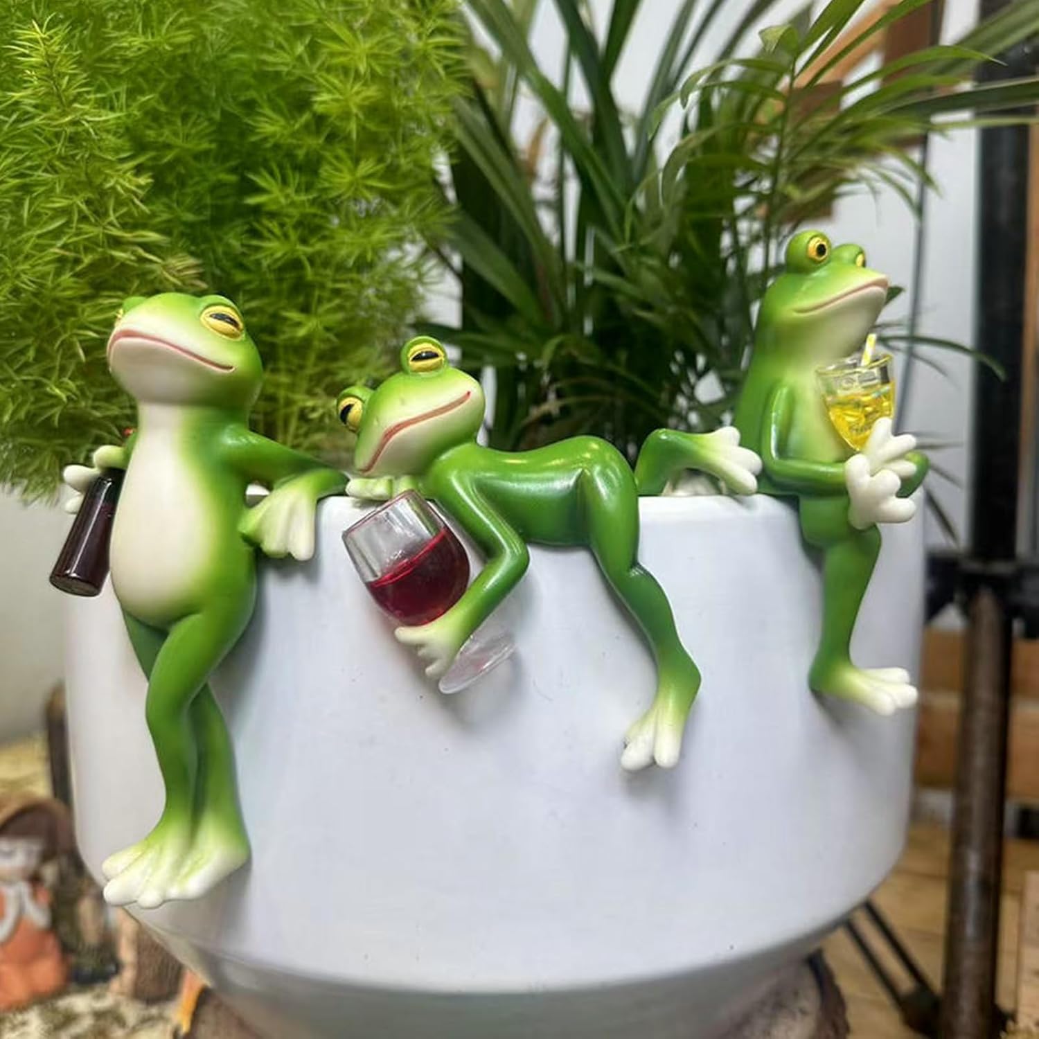 JWShang Set of 3 Tipsy Frog Figurines Plant Decorations for Pots, Miniature Resin Frog with Wine Glass Drinks, Happy Laid Back Flower Pot Hugger for Garden Outdoor Yard Lawn Ornament