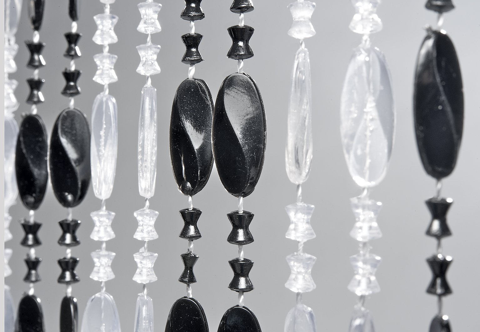 Kobolo Türvorhang PEARL, 90x200 cm, 72 Stränge, schwarz-transparent, eleganter Perlenvorhang aus Kunststoff, ideal als Fliegenvorhang, Raumteiler oder Türdeko