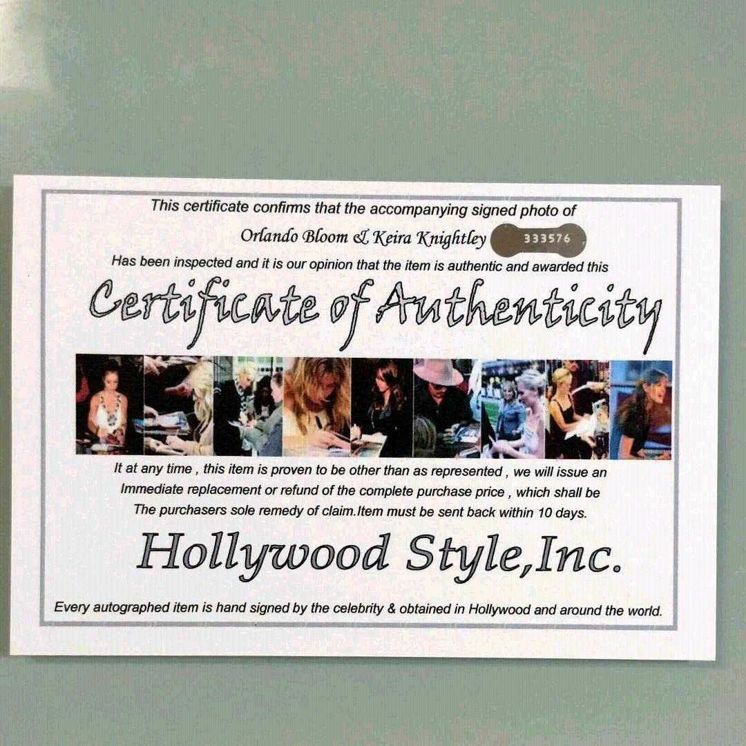 オーランド・ブルームとキーラ・ナイトレイ直筆サイン入り超大型写真…①