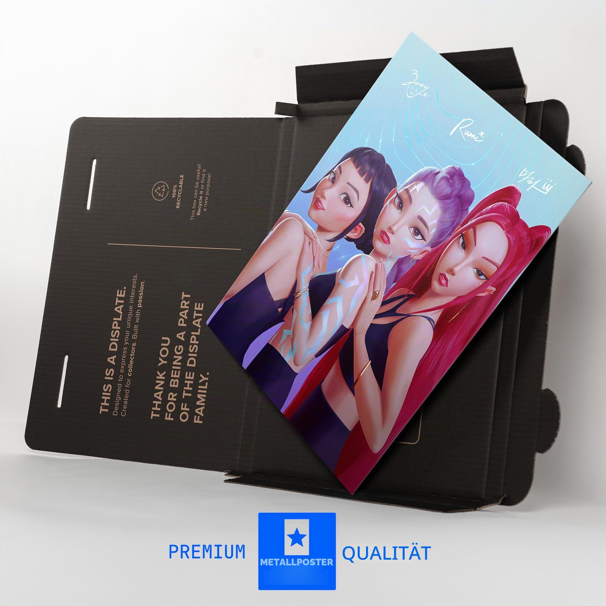 Displate Metallposter KPop Demon Hunters Wandbild - Icons of the Screen - HUNTR/X Girls Signatures - Kpop Geschenk - Premium Wanddekoration Wand Deko Wohnzimmer Film Poster - 32 x 45 cm