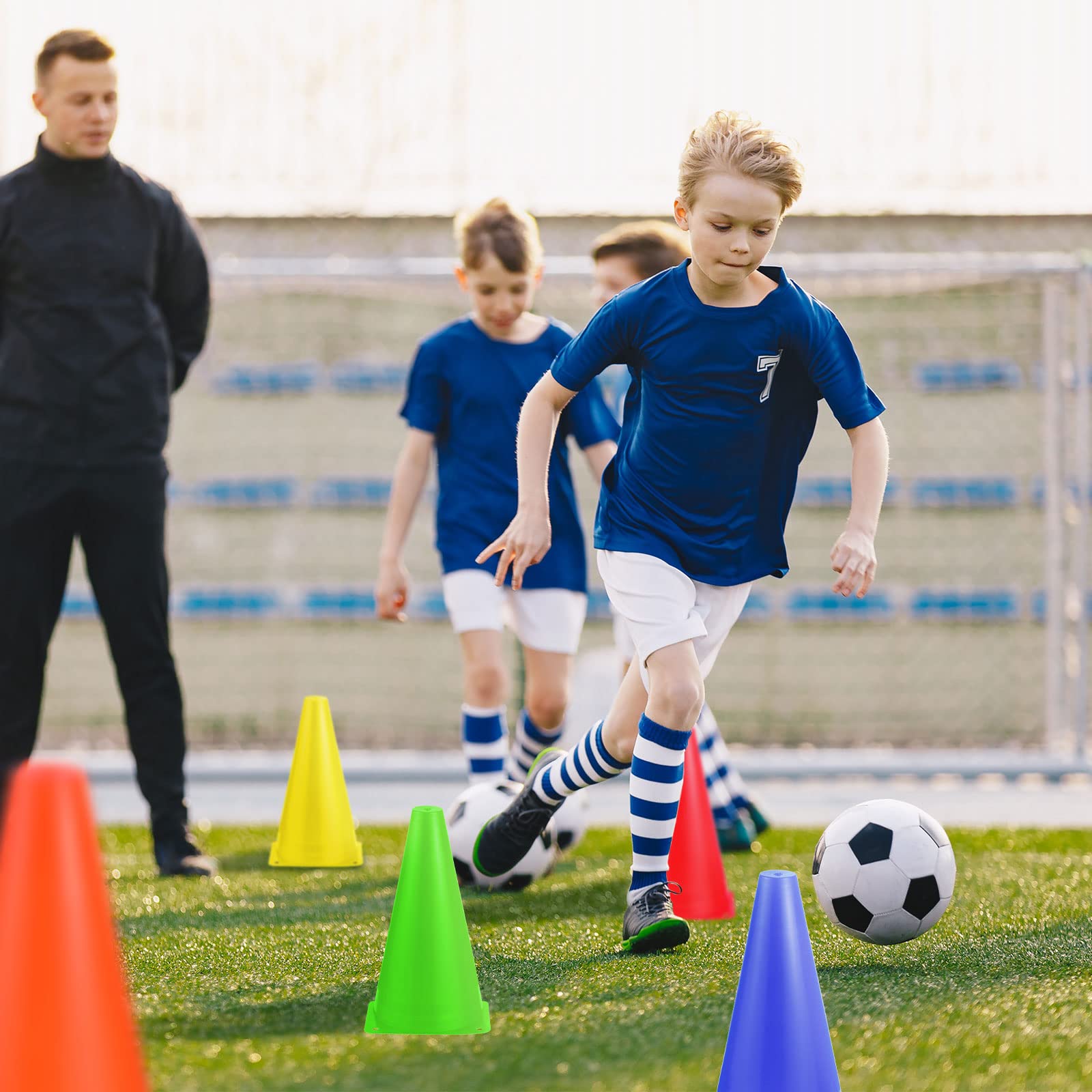 Hoteam 30 coni da traffico in plastica da 22,9 cm, per allenamento di agilità, attrezzature di sicurezza per allenamento di calcio, pallacanestro, esercitazioni, attività all'aperto ed eventi