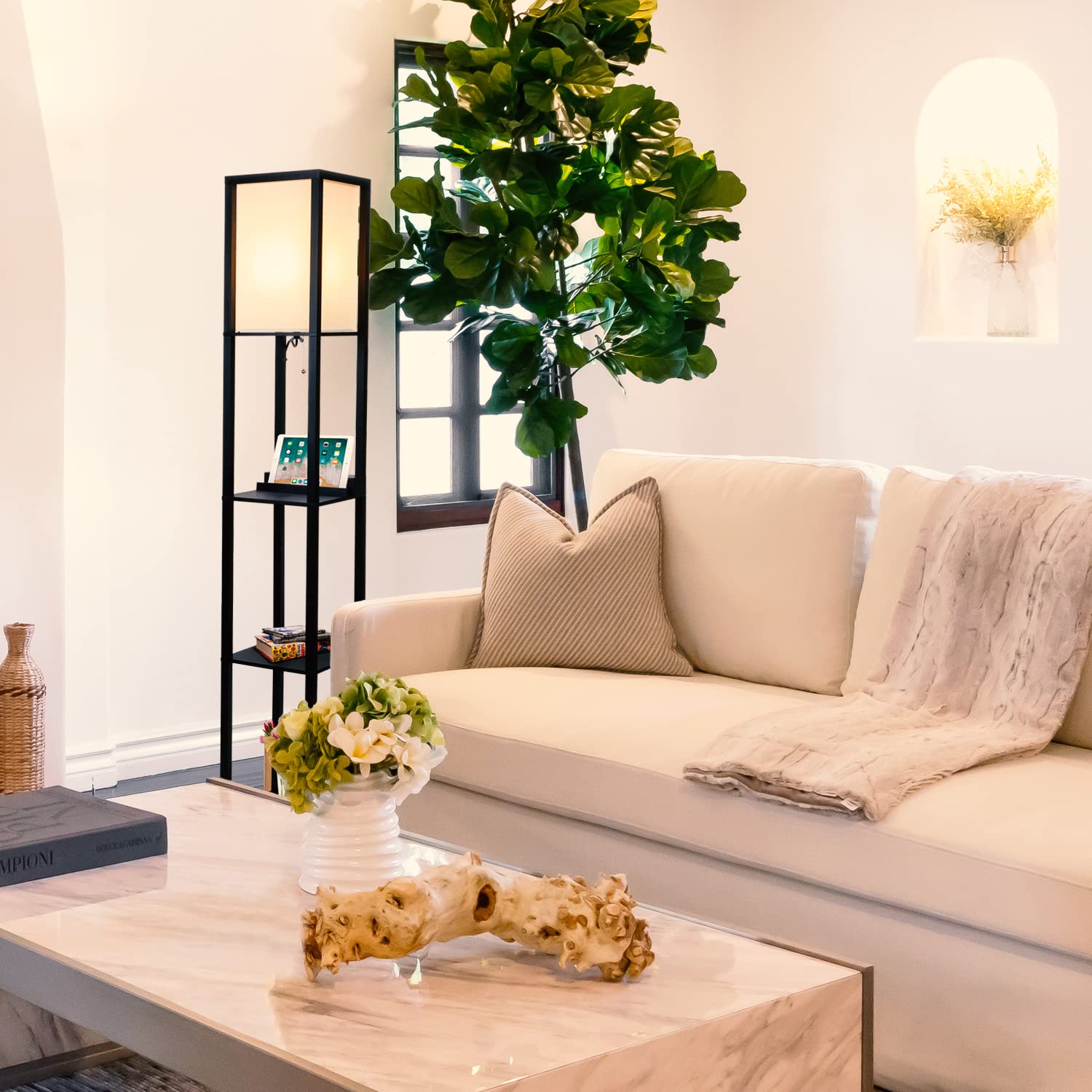 Brightech Maxwell Shelf lampa stojąca z bezprzewodową stacją ładującą, złączem USB i gniazdkiem, do biura i salonu, nowoczesna, wąska lampka nocna i wieżowa, czarna