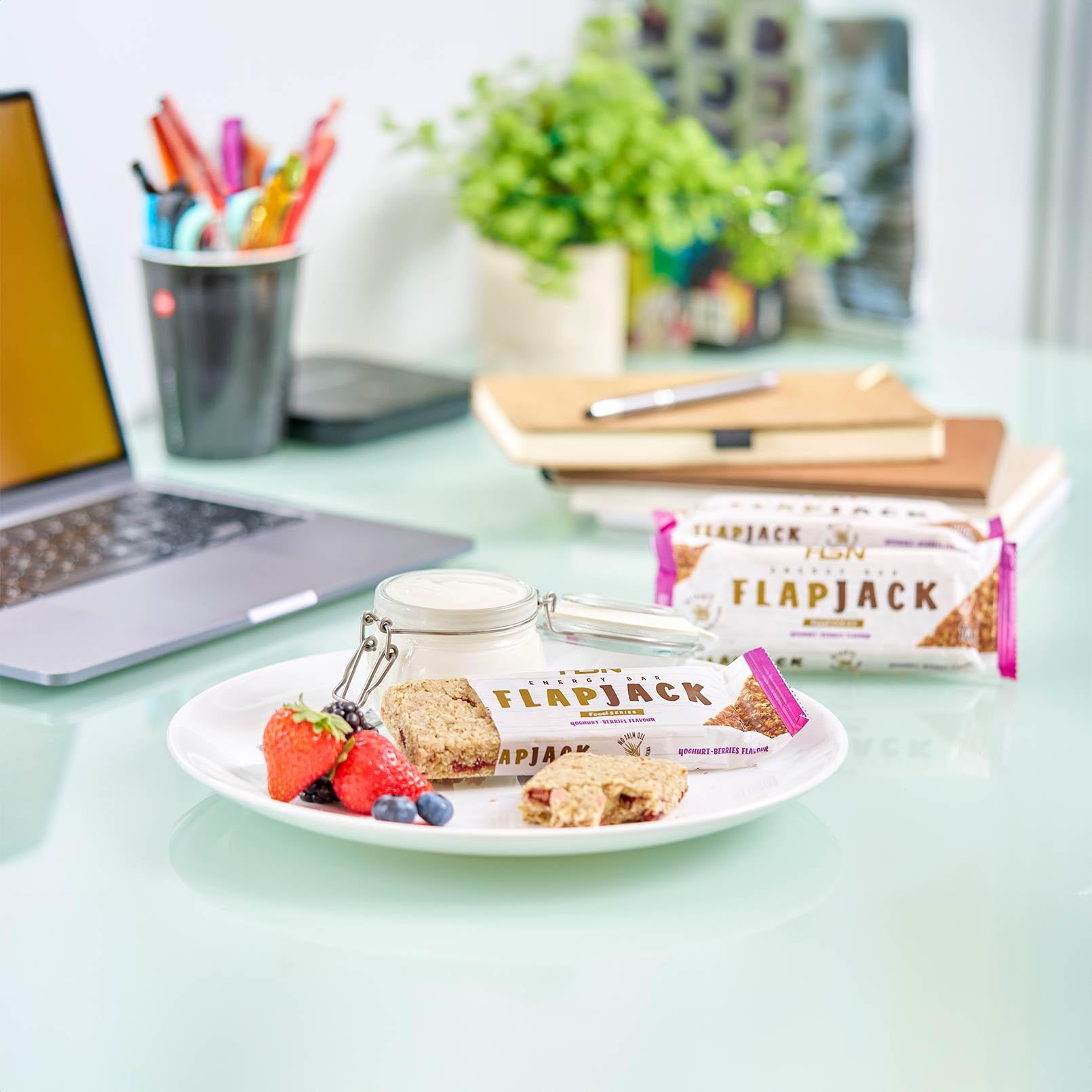 HSN Energy Bar Flapjack | Yogur Bayas - 30 unidades de 100g | Barritas energéticas con copos de avena, fruta natural y almendras | Sin aceite de palma | Apto Vegetariano Sin Edulcorantes