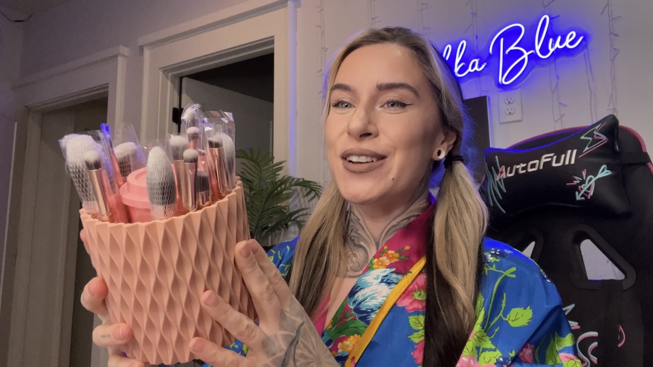 Watch Premium Brush and Sponge Makeup Set on Amazon Live