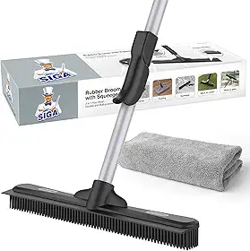 MR.SIGA Vassoura de borracha para remoção de pelos de animais de estimação com rodo embutido, escova 3 em 1 para tapete, alça ajustável de 155 cm, inclui 1 pano de microfibra para limpar o chão