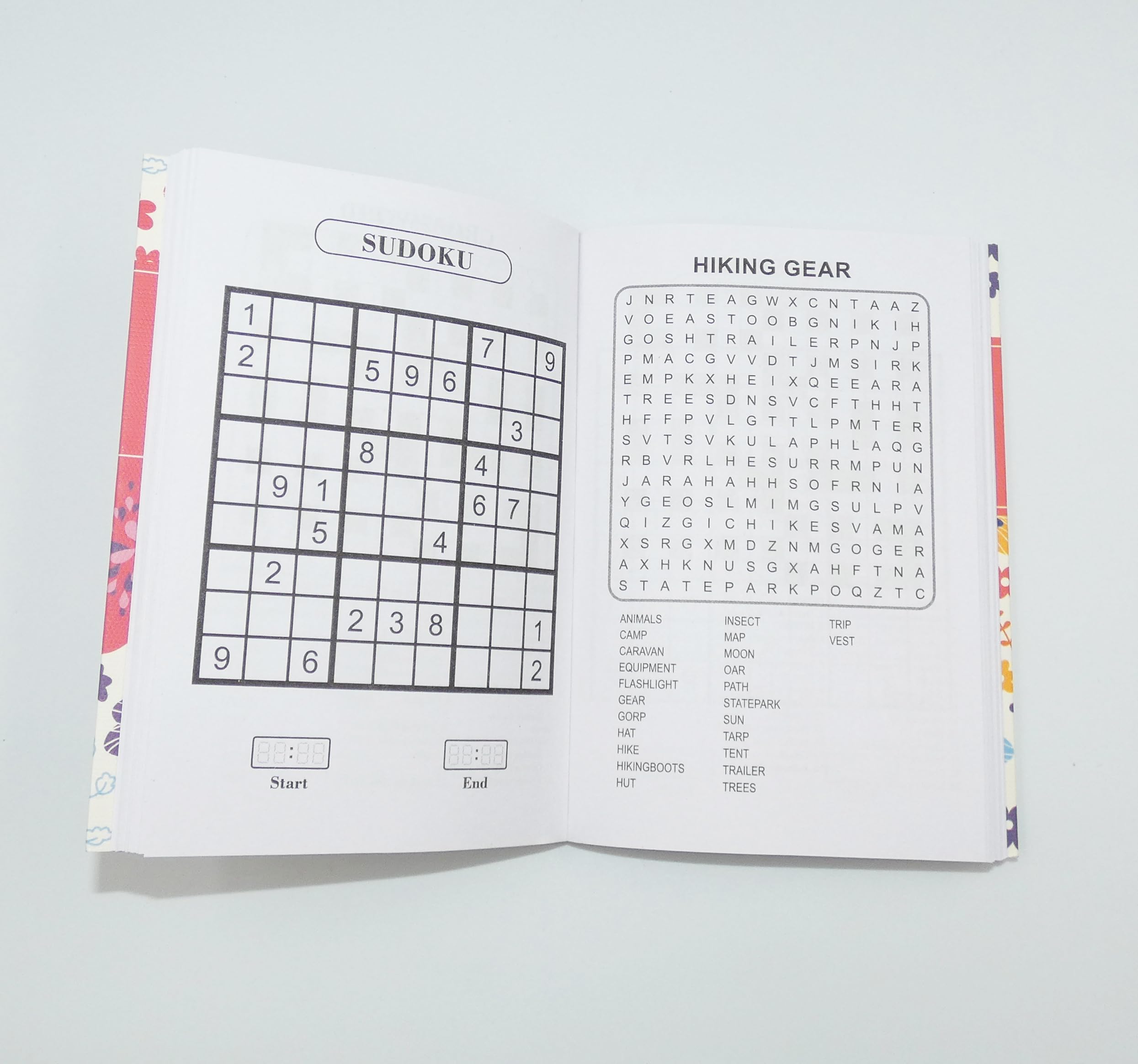 A6 kieszonkowy rozmiar podróżny 3 w 1 Sudoku, wyszukiwanie słów, krzyżówka, rozmiar 15 x 10,5 cm z elastyczną taśmą, biały kwiatowy