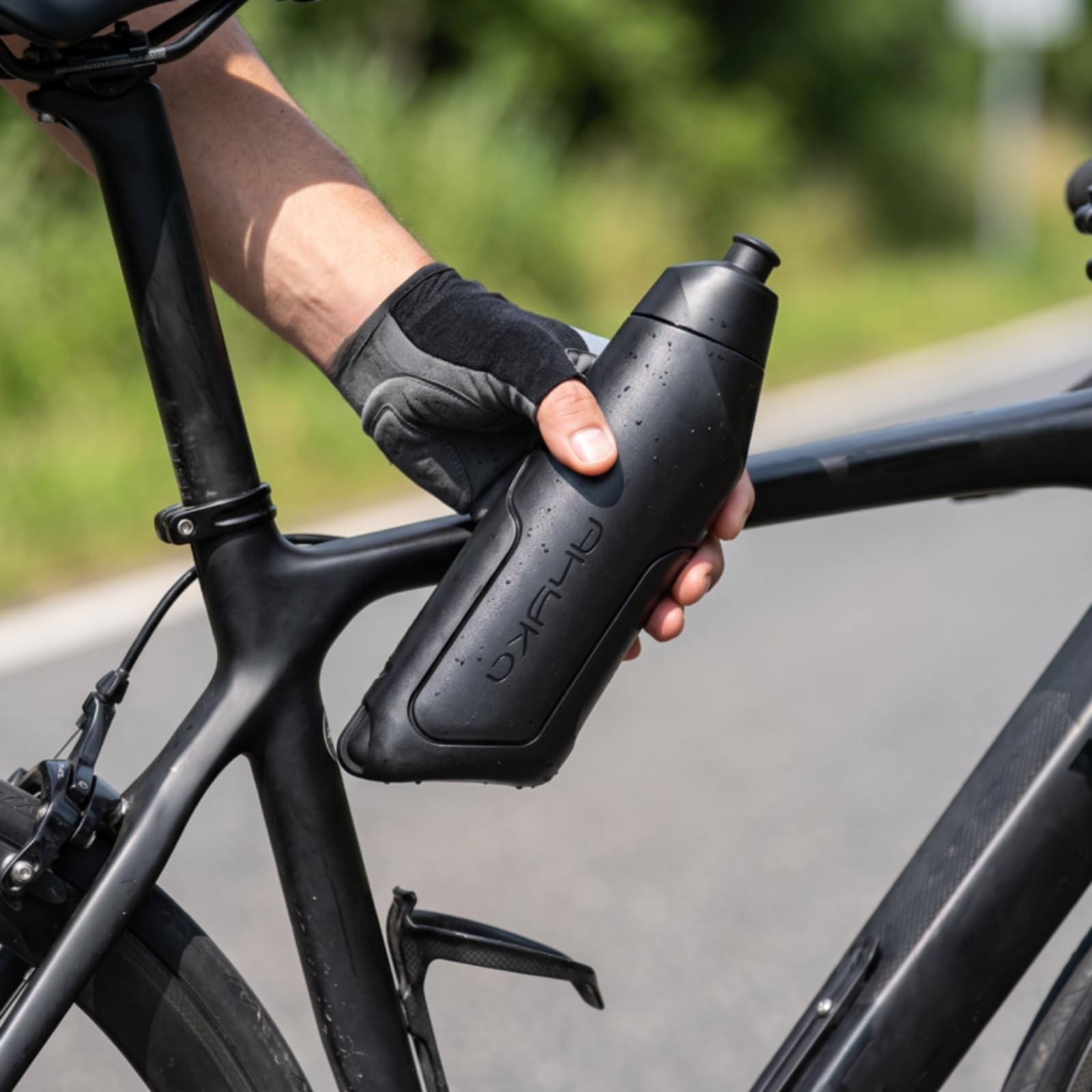 Sportliche Fahrradflasche aus Polypropylen mit Integriertem Trinkventil Und Stromlinienförmiger Form für Schnelle Während Rennradtouren Und Abenteuern