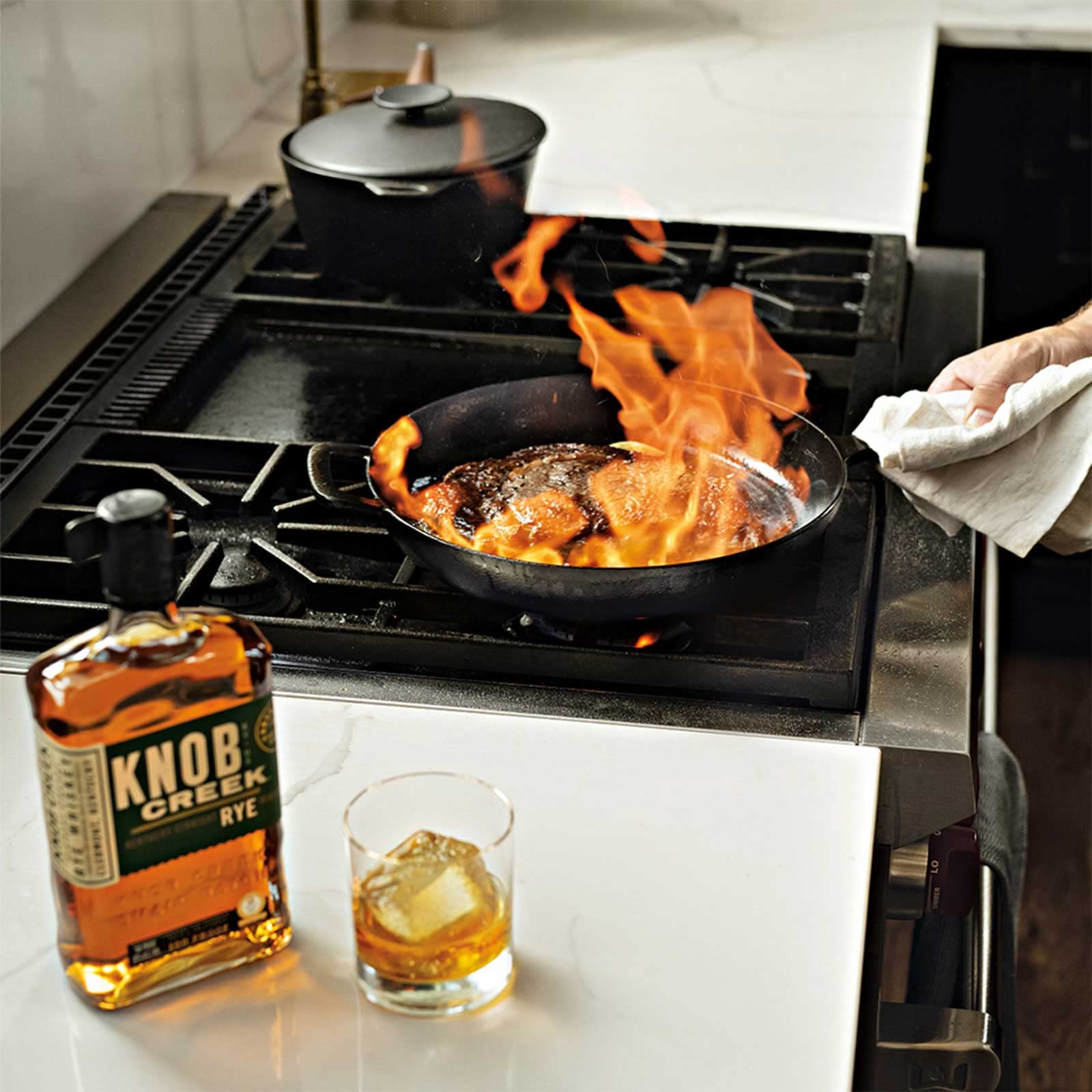 Knob Creek, Rye Whiskey invecchiato 9 anni - bottiglia in vetro da 700 ml & Bourbon Whiskey invecchiato 9 anni - bottiglia in vetro da 700 ml