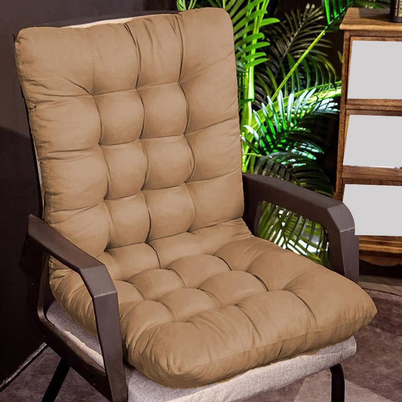 Soulager le mal de dos sur une chaise en bois avec ce grand coussin ergonomique