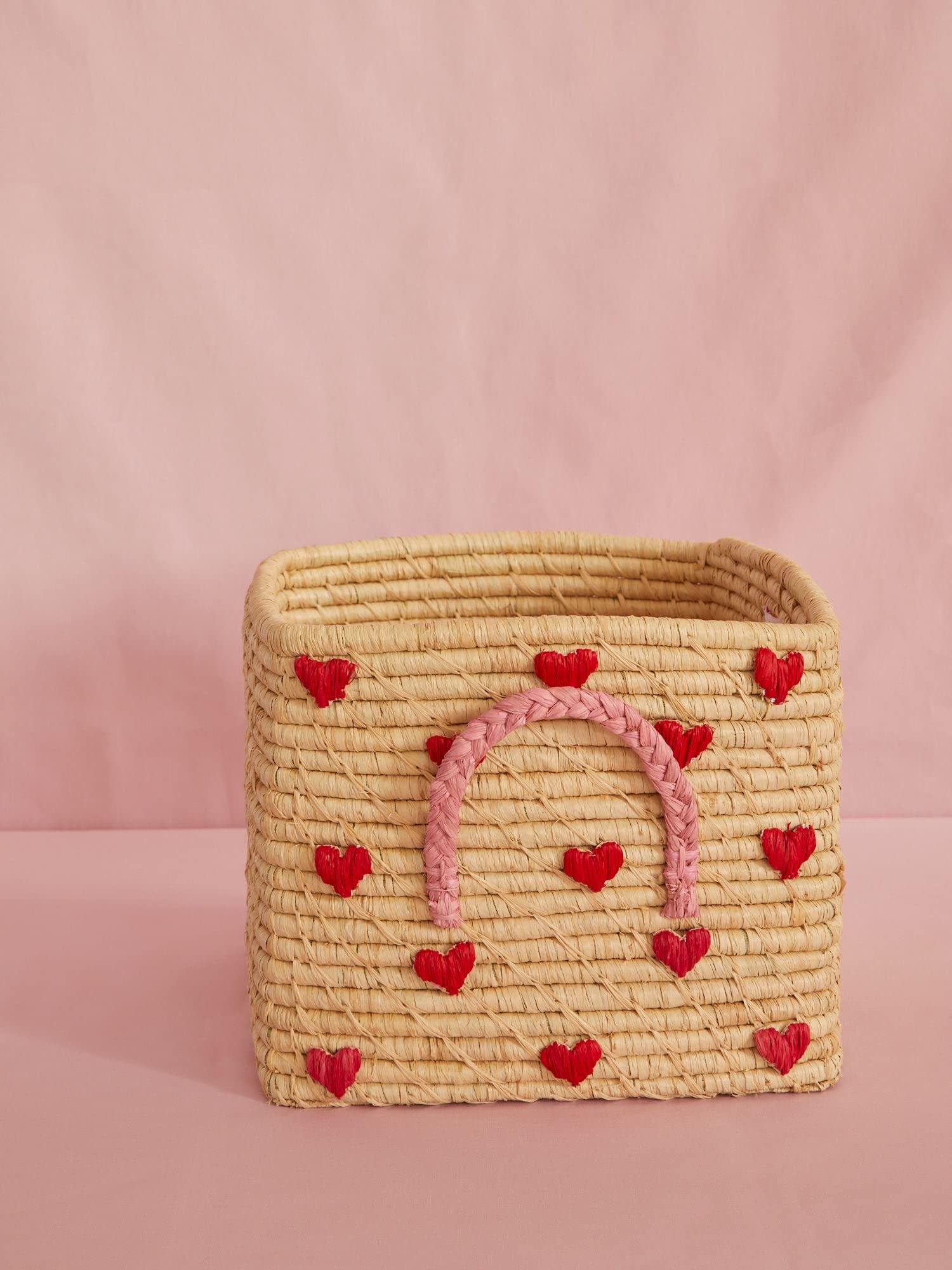 Cesto portaoggetti in rafia con cuori