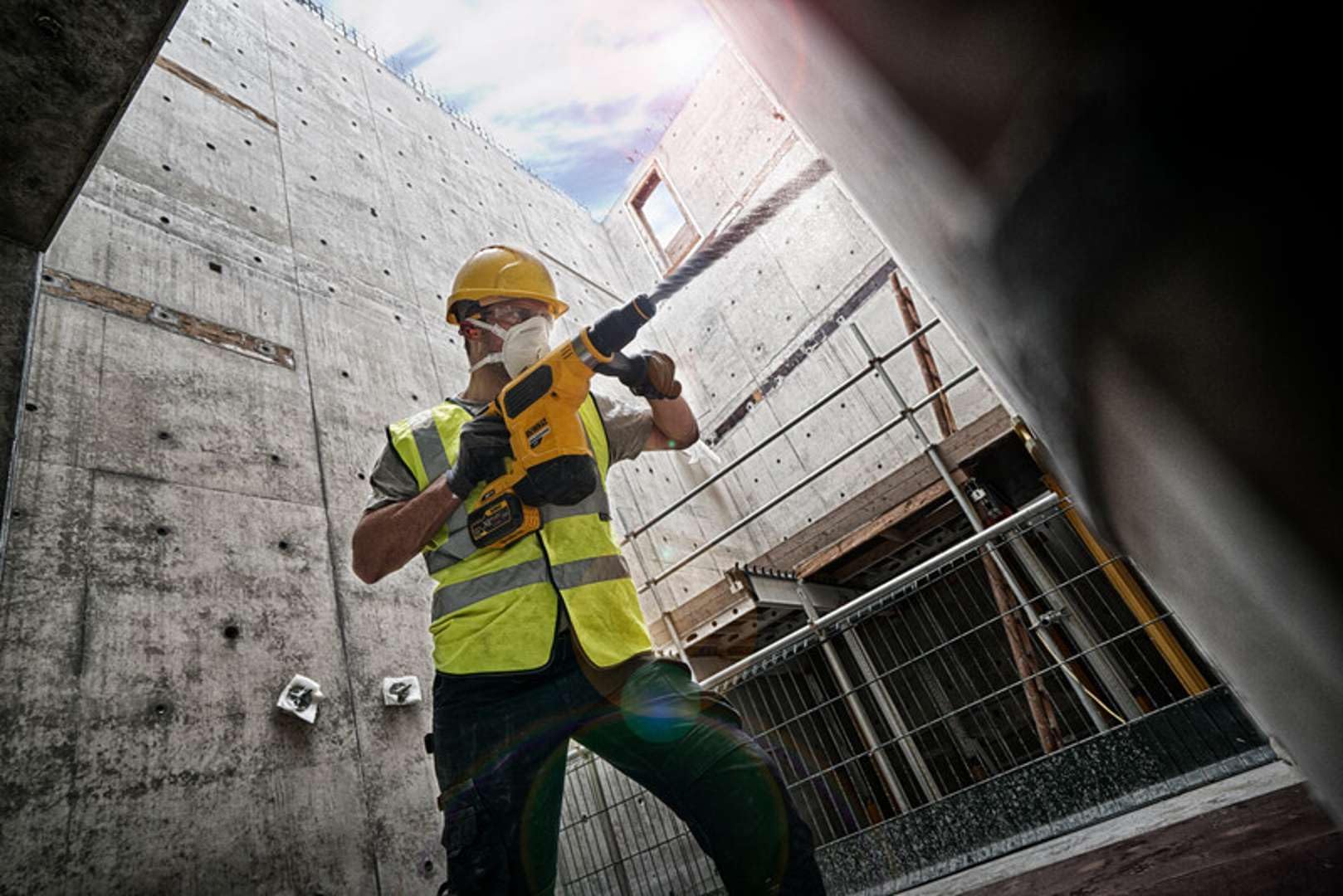 DeWalt DCH481X2-QW - Martillo electroneumático sin escobillas XR Flexvolt 54V SDS-Max (5 kg, 6,1 J, 3 modos, con 2 baterías 54V / 18V Li-Ion 9, 0 Ah y maletín)