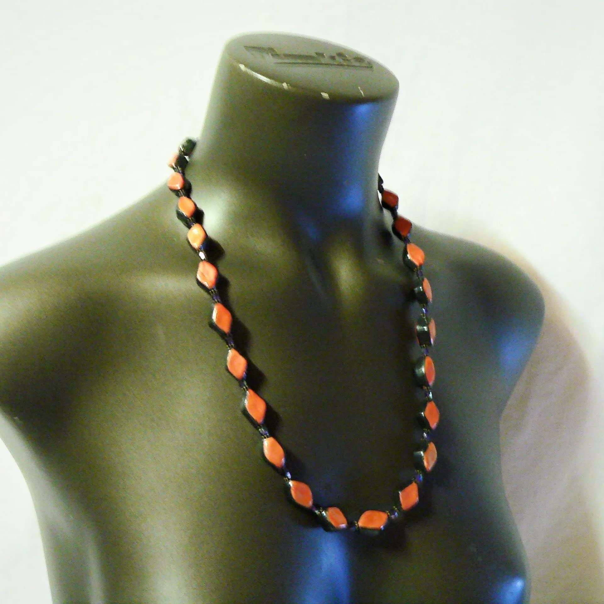 Collana di perline in ceramica, forma diamante, bicolore, nero e arancio inglese